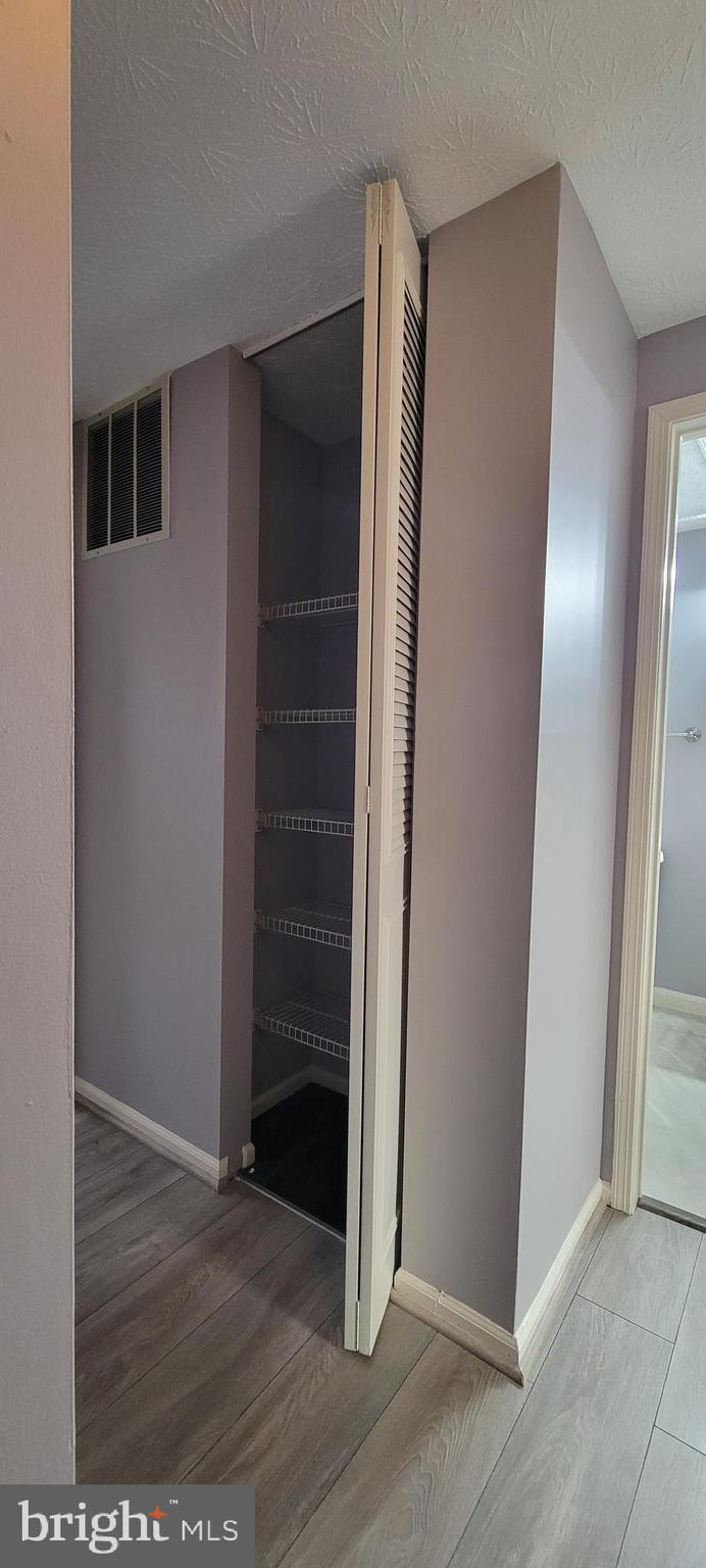 OAK POND TOWNHOU - Residential Lease