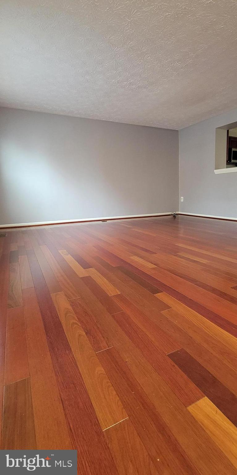 OAK POND TOWNHOU - Residential Lease