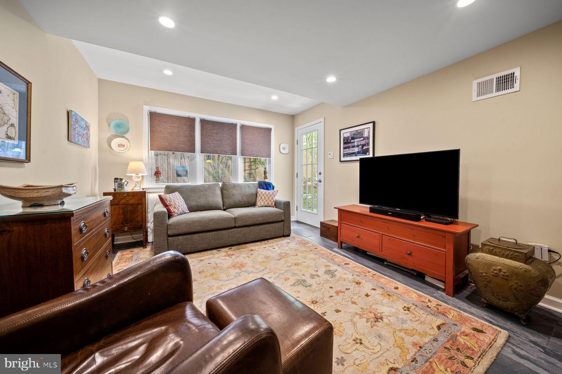 CHESTNUT HILL - Residential