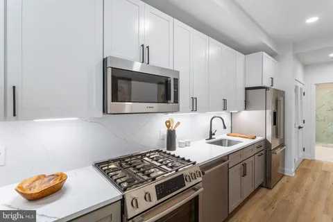 1229 King Street Unit 201, Alexandria, VA MLS: VAAX2044106