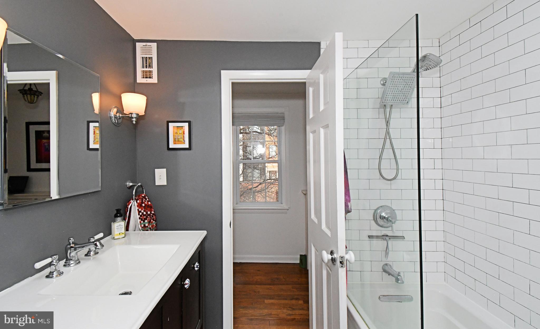 QUEEN VILLAGE - Residential