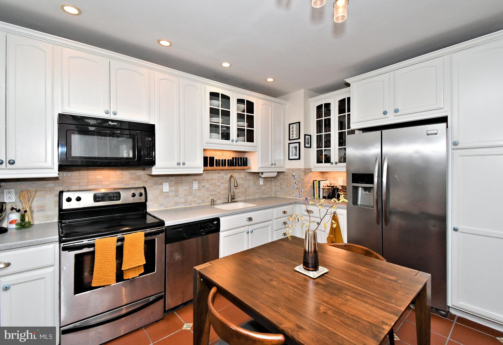 QUEEN VILLAGE - Residential