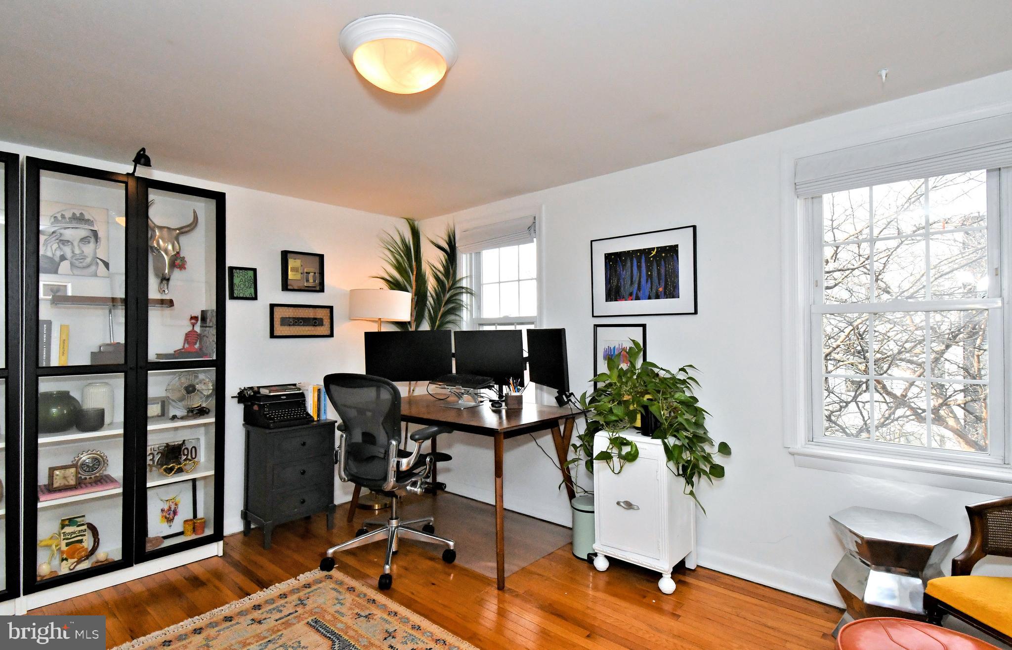 QUEEN VILLAGE - Residential