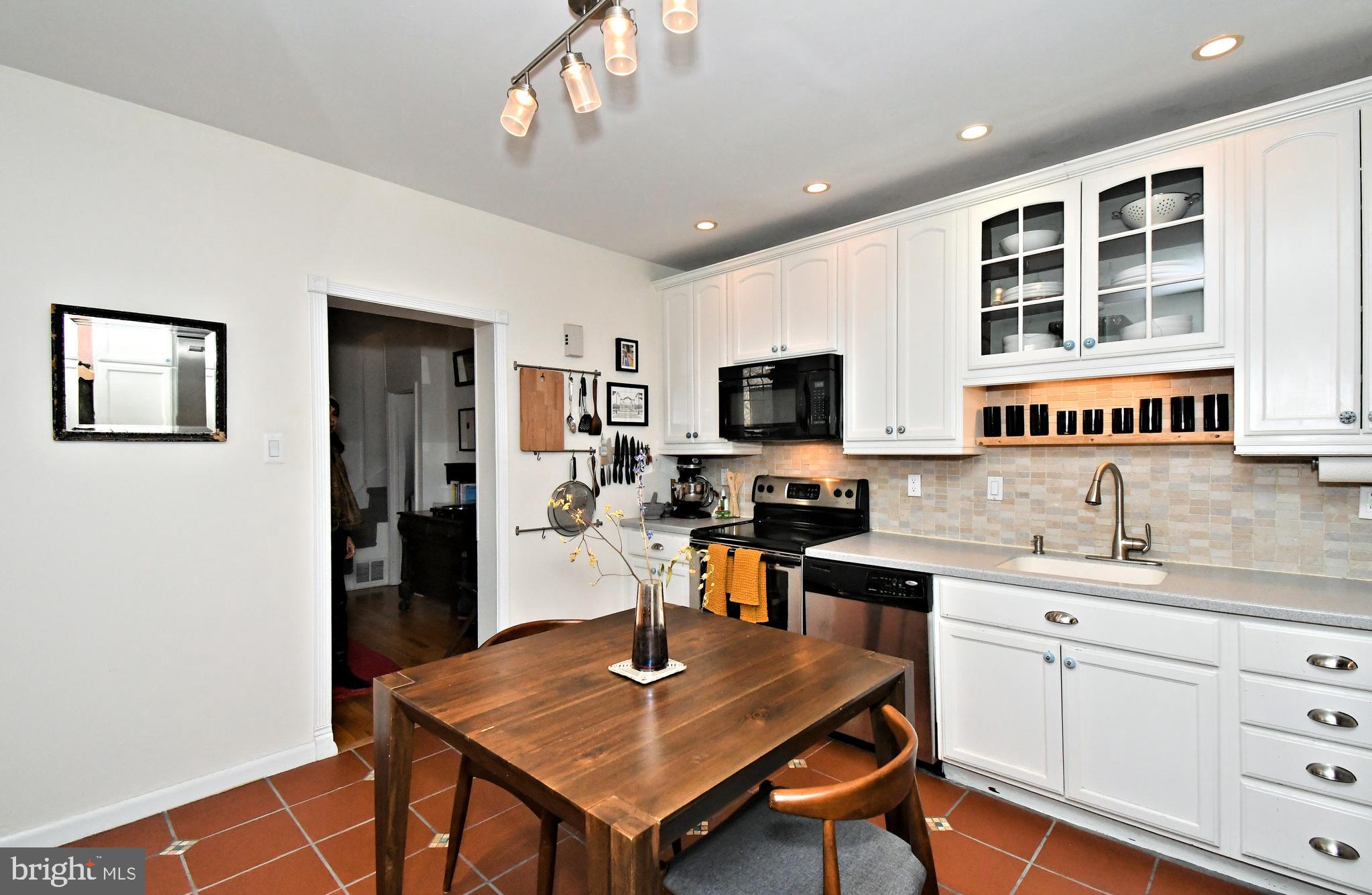 QUEEN VILLAGE - Residential