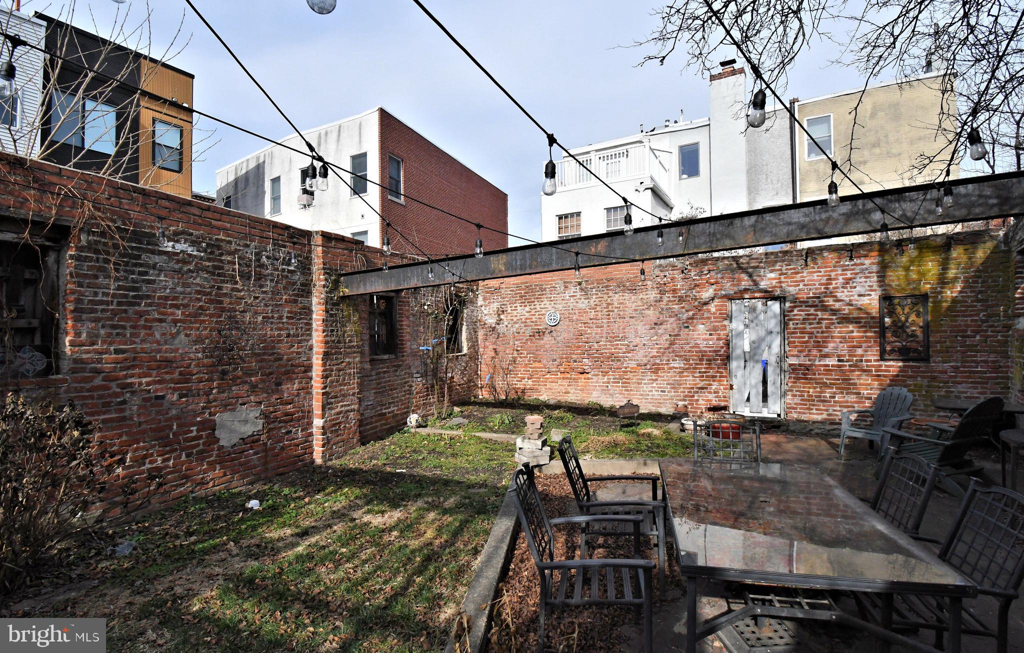 QUEEN VILLAGE - Residential