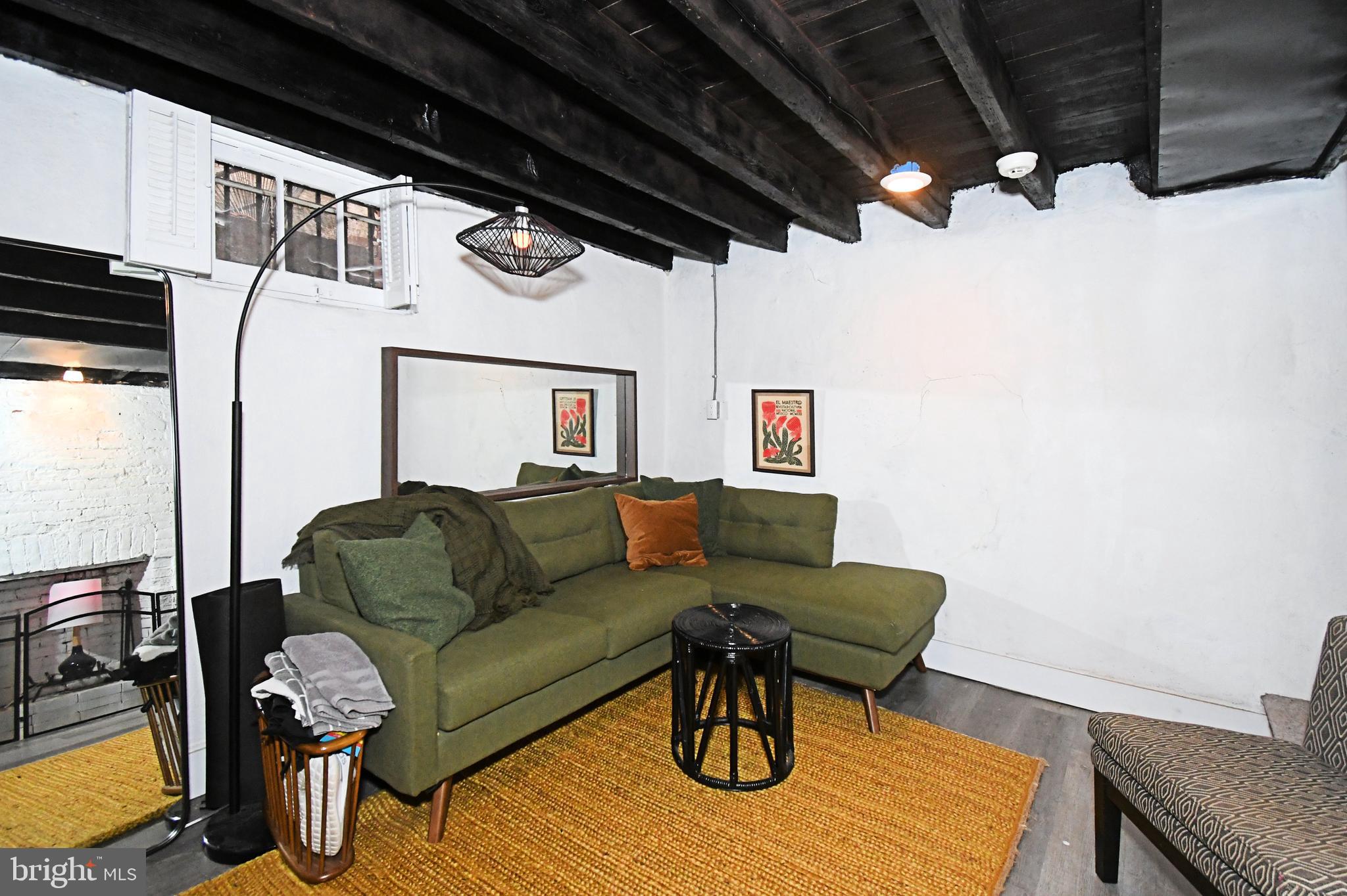 QUEEN VILLAGE - Residential