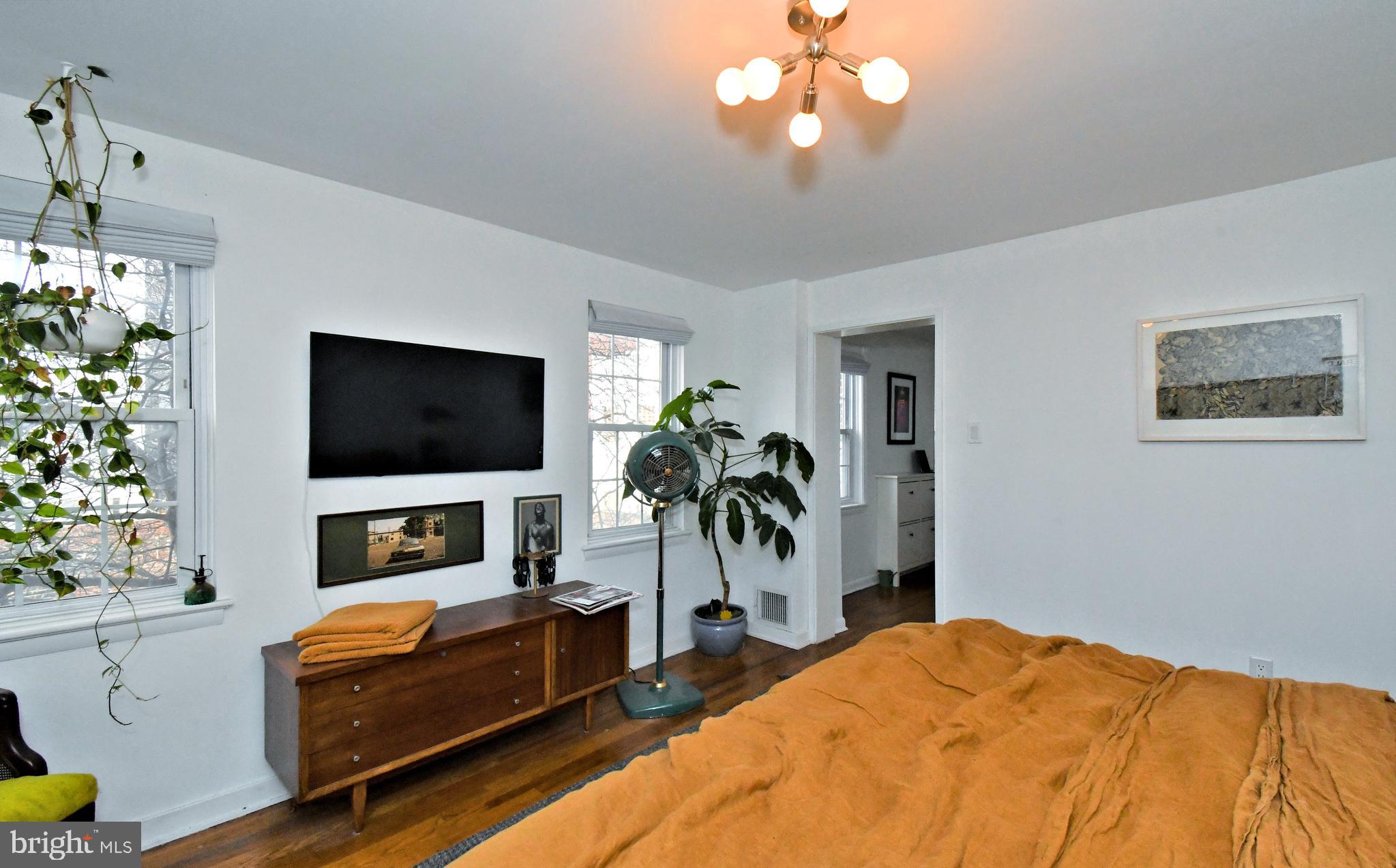 QUEEN VILLAGE - Residential