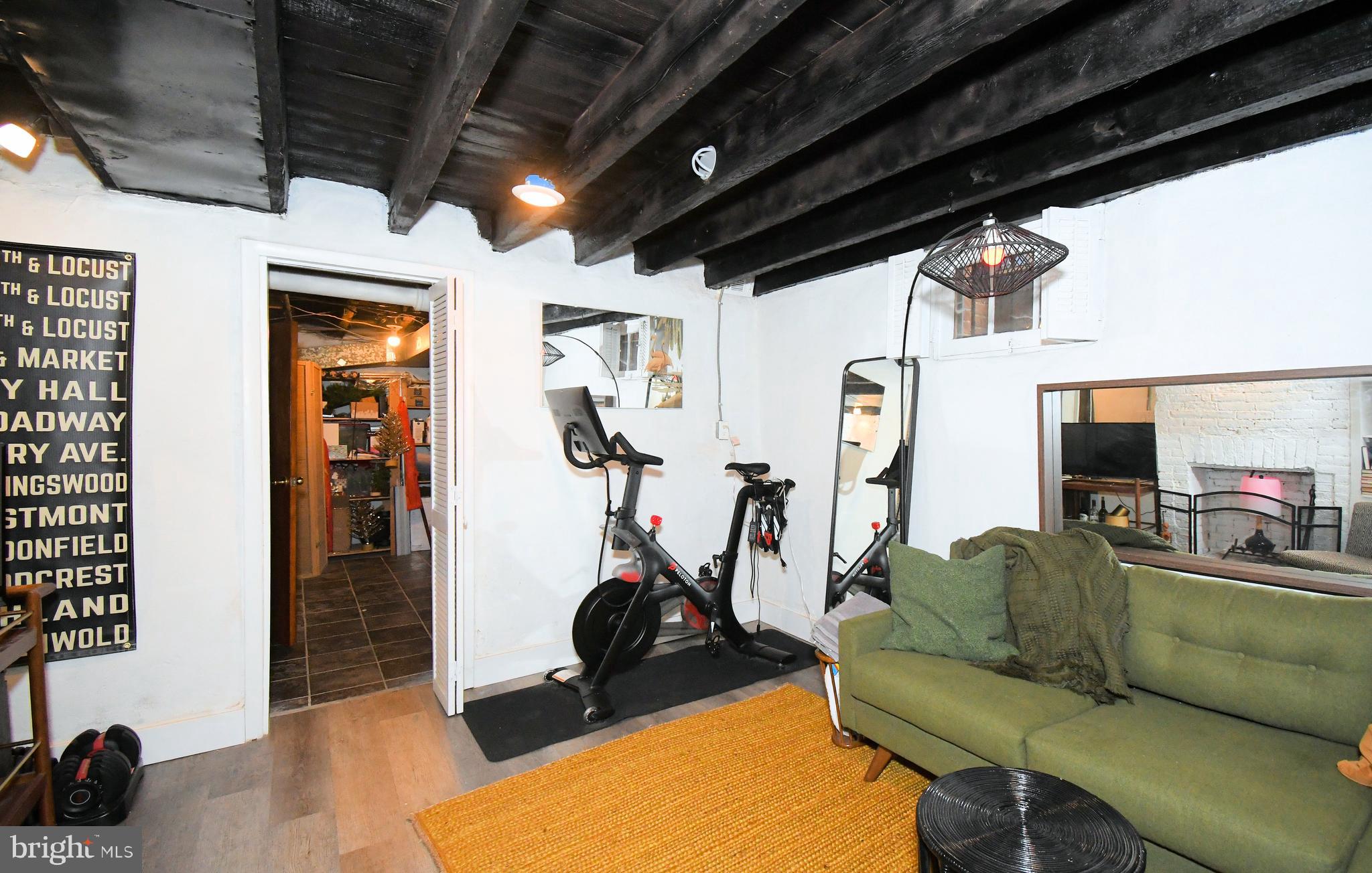 QUEEN VILLAGE - Residential