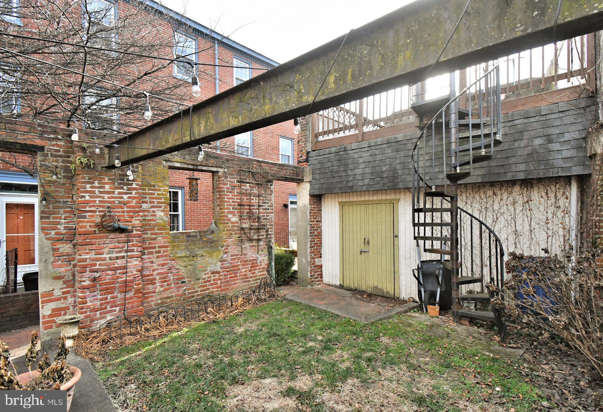 QUEEN VILLAGE - Residential