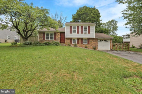 Homes For Sale - 105 Autumn Drive<br/> LITITZ, PA 17543