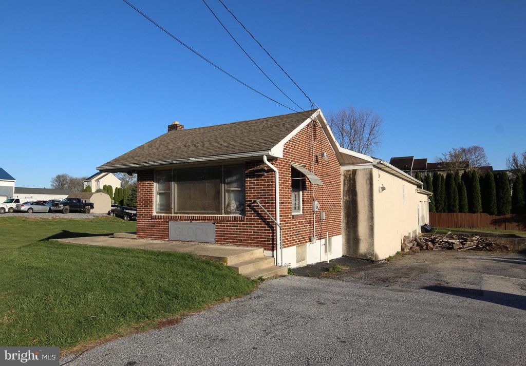 Photo of 72 W Maple Street, EAST PROSPECT, PA 17317 (MLS # PAYK2058884)
