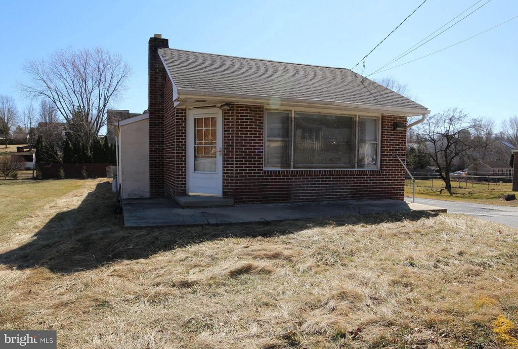 Photo of 72 W Maple Street, EAST PROSPECT, PA 17317 (MLS # PAYK2058884)