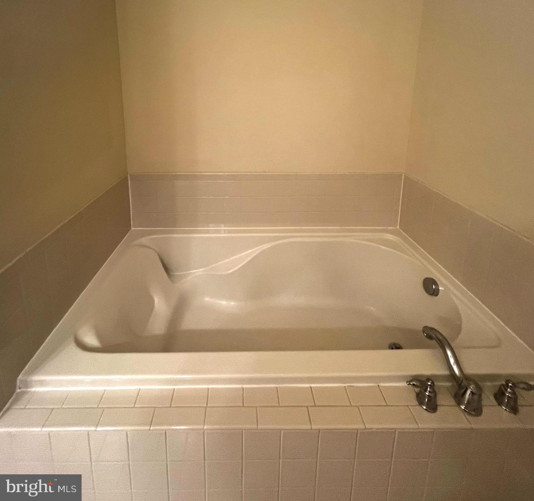 THE RESERVE CONDOMINIUMS - Residential Lease