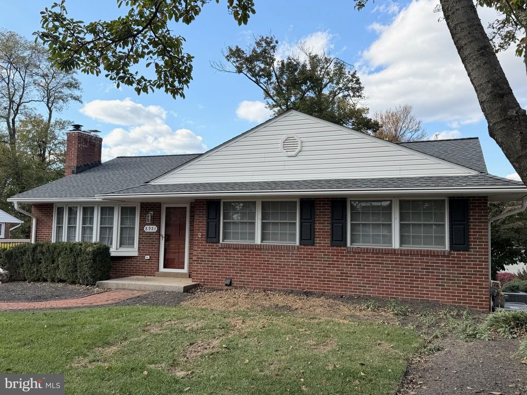 Photo of 8921 N Westland Drive, GAITHERSBURG, MD 20877 (MLS # MDMC2201638)