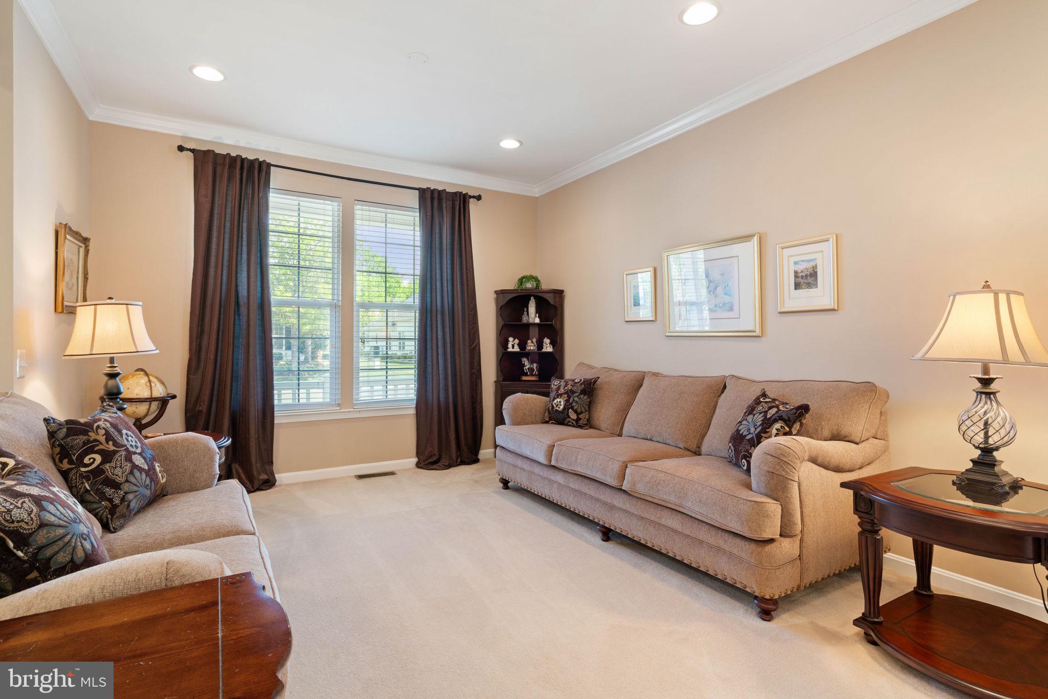 FOUR SEASONS - Residential