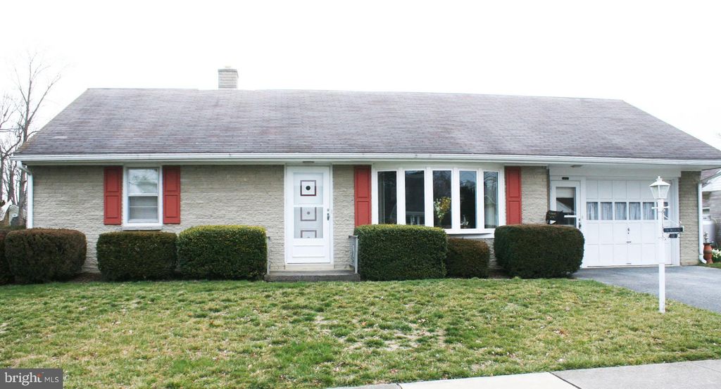 Photo of 33 N FULTON ST, MANHEIM, PA 17545 (MLS # PALA2032886)
