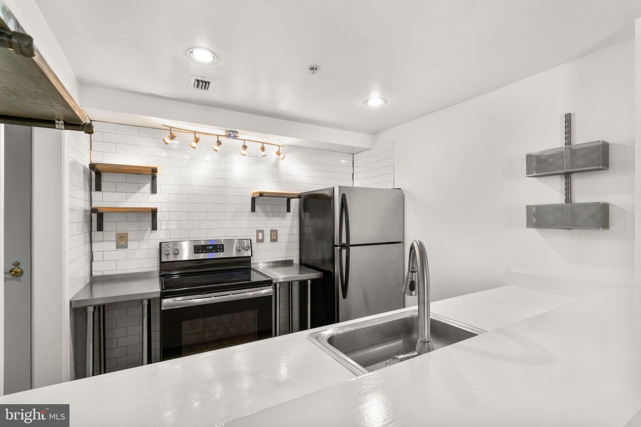 HENDERSON'S WHARF - Residential