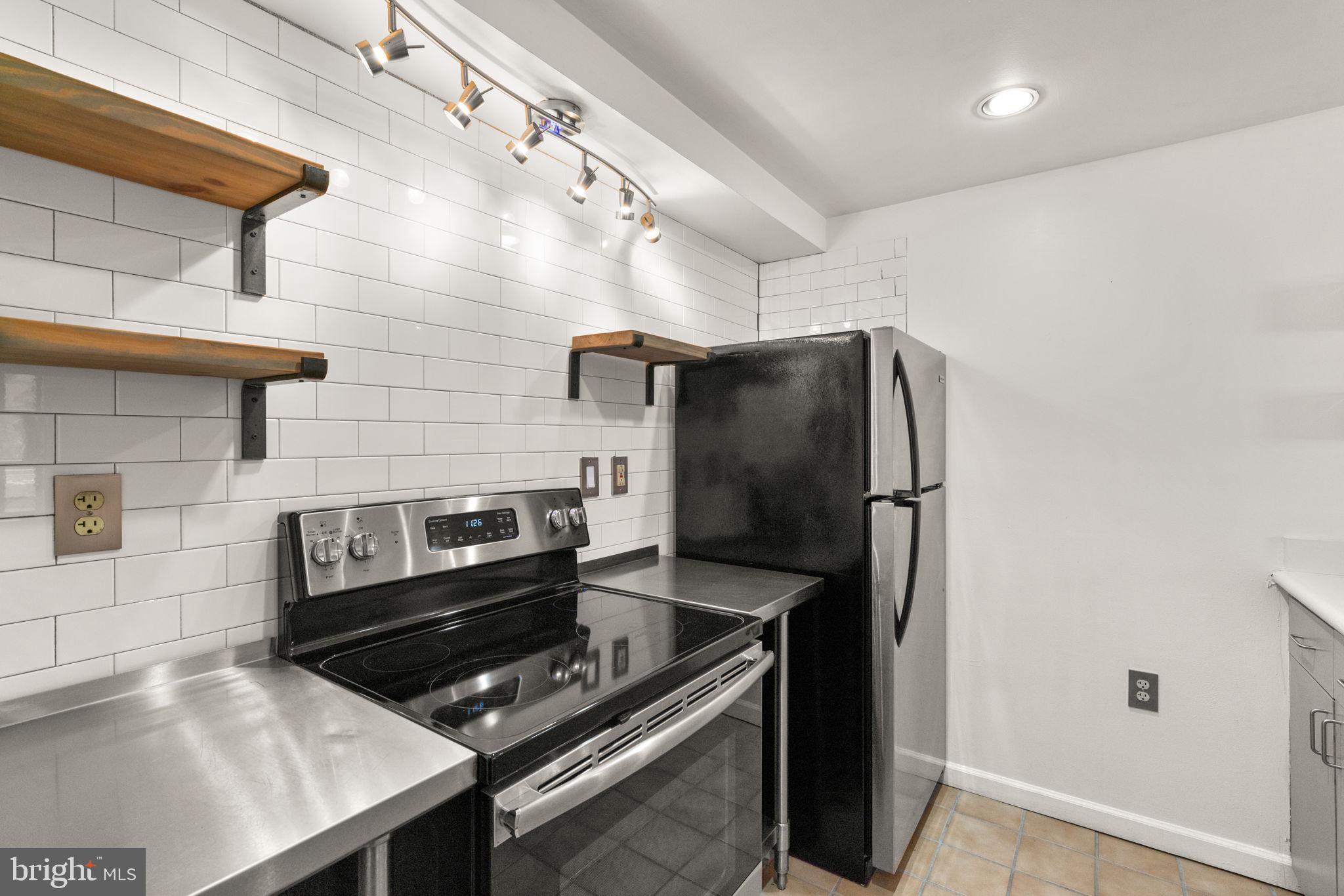 HENDERSON'S WHARF - Residential