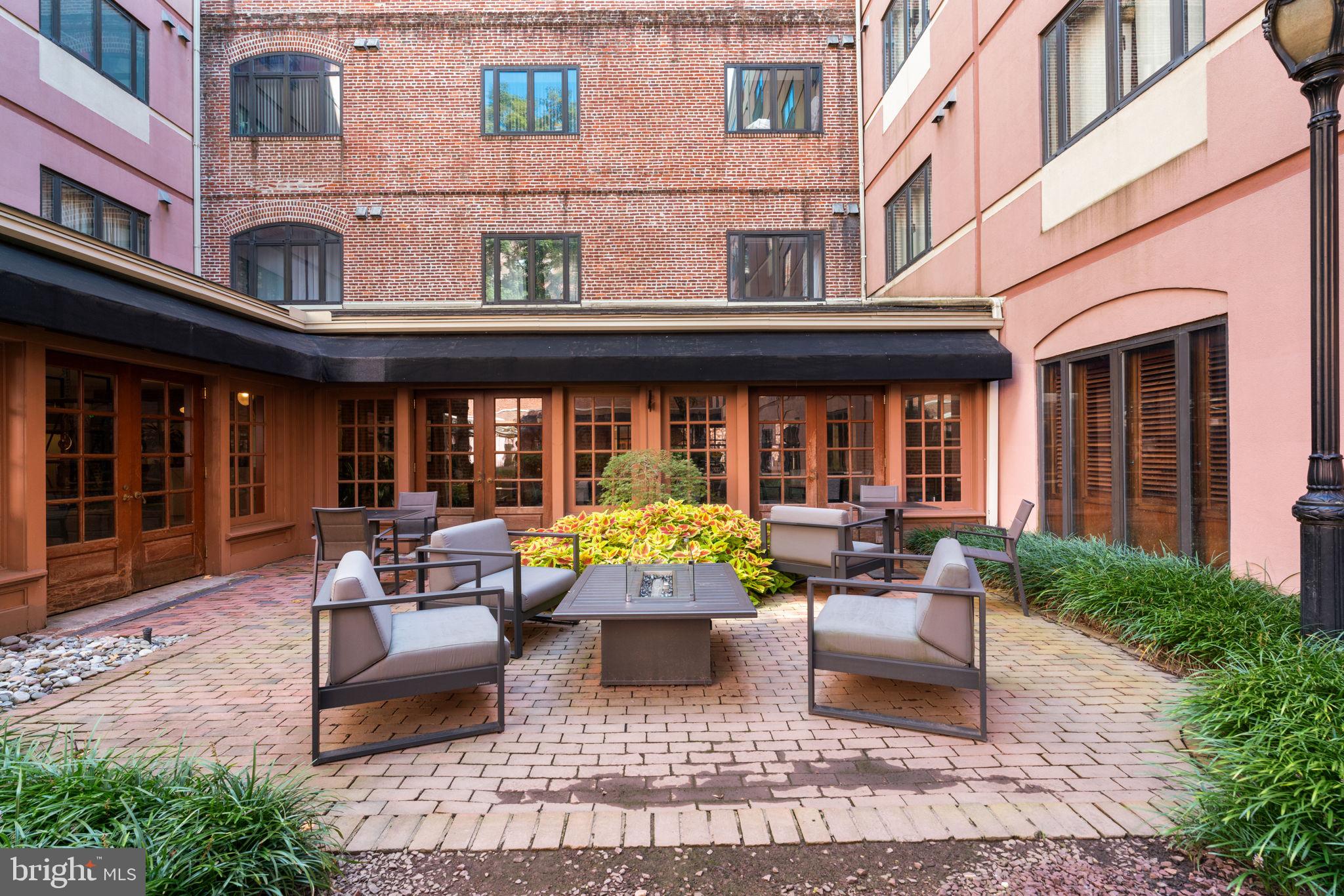 HENDERSON'S WHARF - Residential