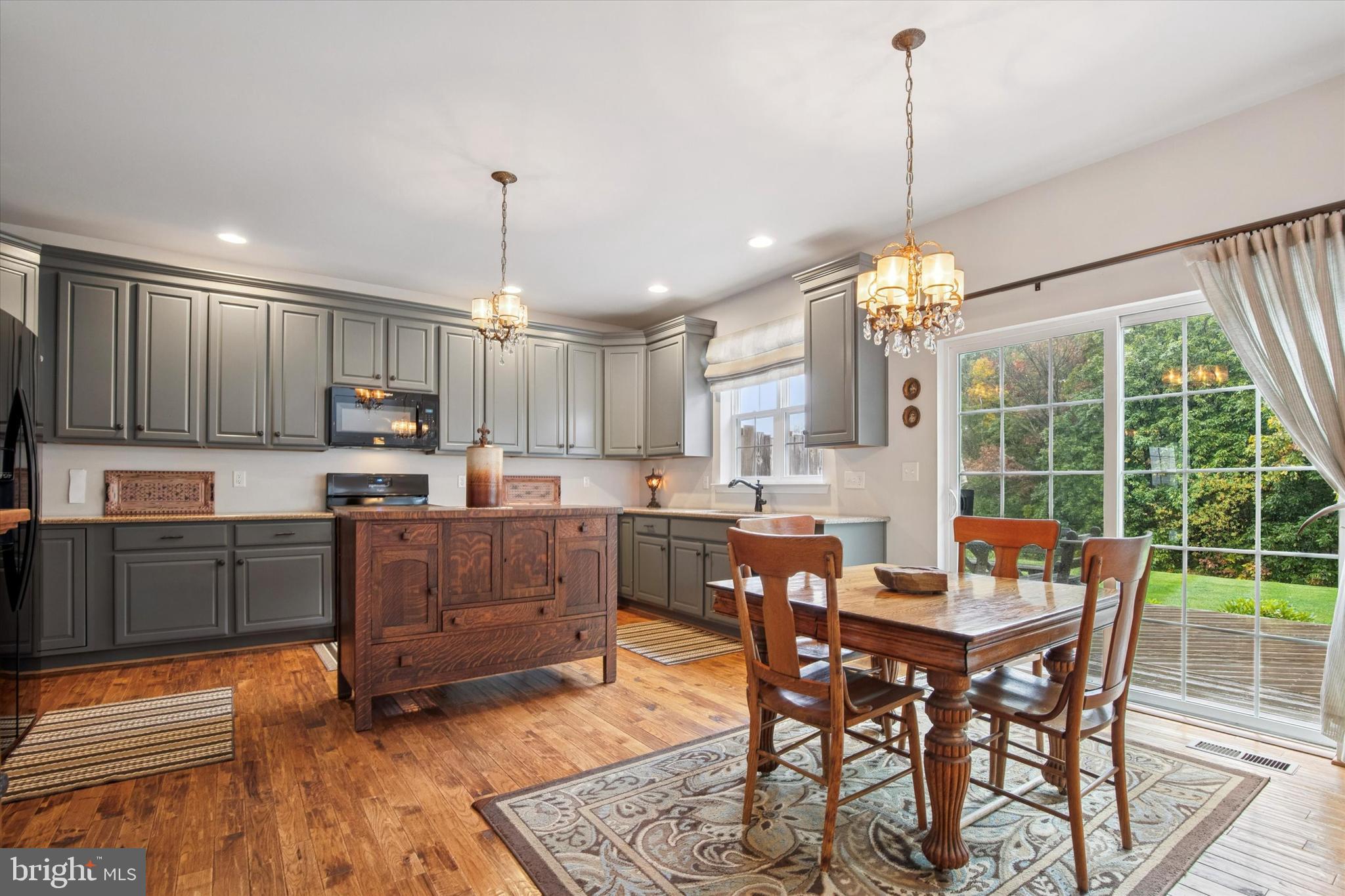 LINCOLN WOODS - Residential