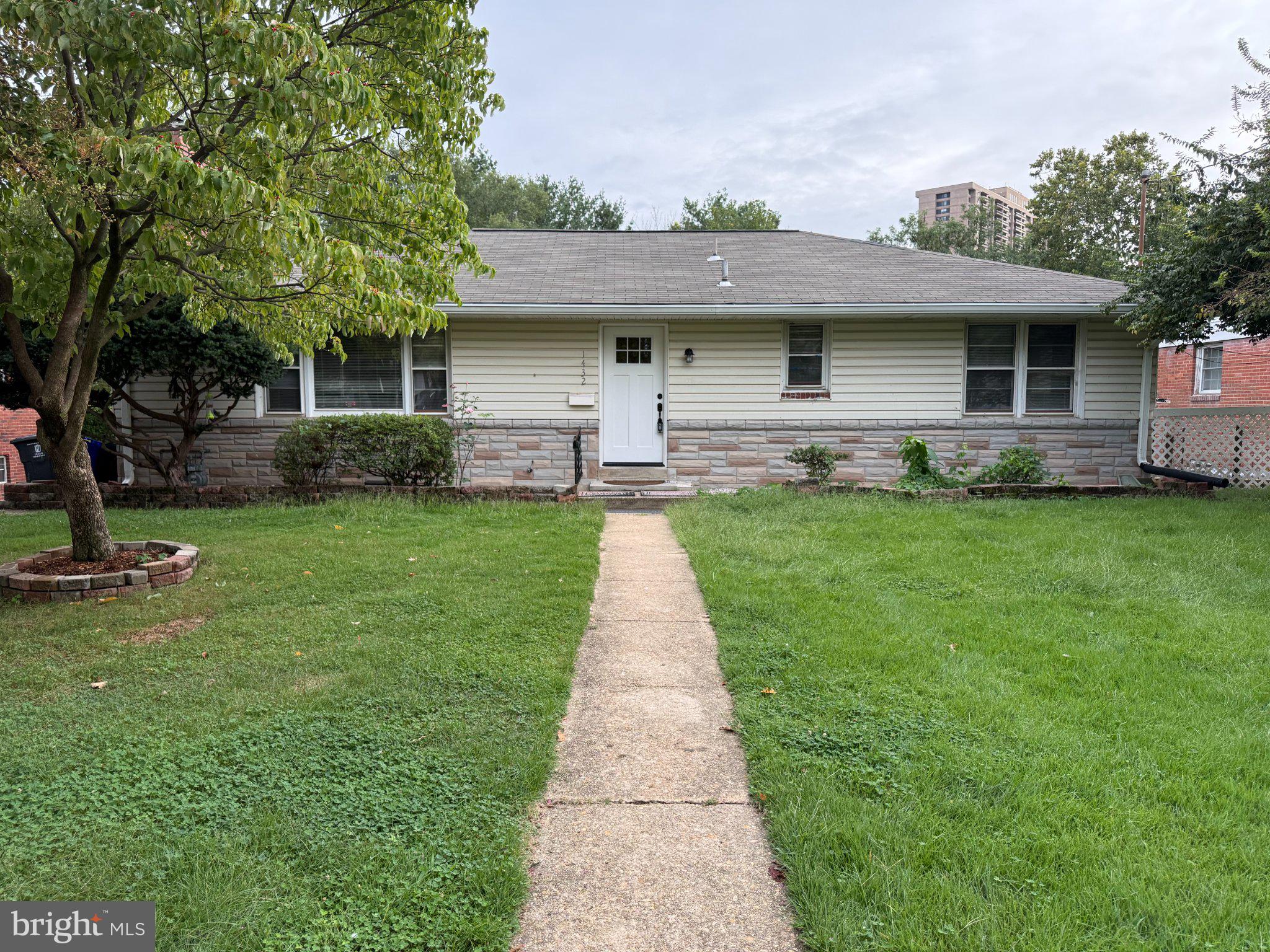 1432 S GREENBRIER STREET