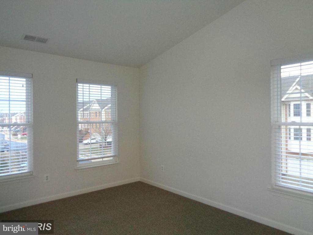 LOUDOUN VALLEY ESTATES - Residential Lease