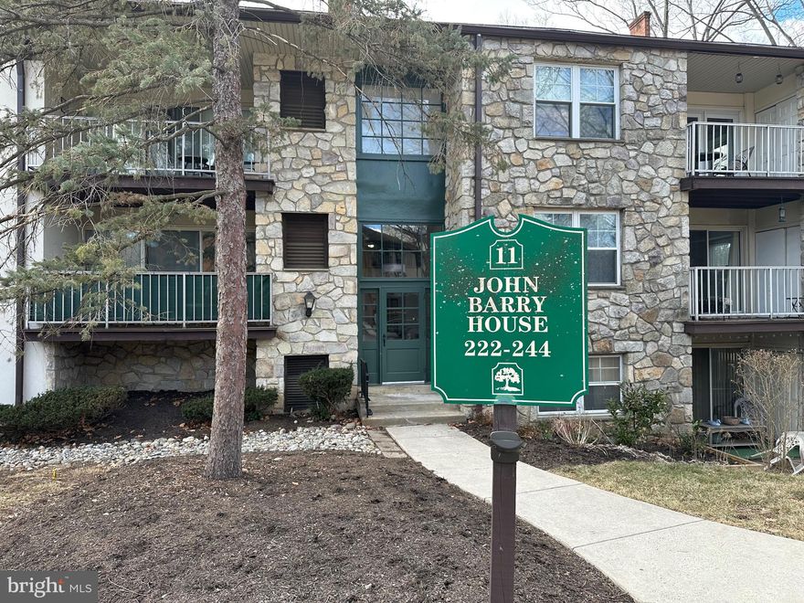 Location, location, location! 
1 Bedroom 1 Bath end unit on 3rd floor just became available in the popular Glenhardie Condominium.
It's located heart of King of Prussia. If you love nature, you are in luck, it's minutes away from Valley Forge National Park where you can walk and bike. If you love shopping and dining, the King of Prussia Mall and the King of Prussia Town Center is just around the corner.  PA Turnpike,  Rte 202 &  Rte 476 & Rte 76 are all easy access from the location.
This unit will be sold "As-Is" so you can turn it into your dream home. It is priced to sell.