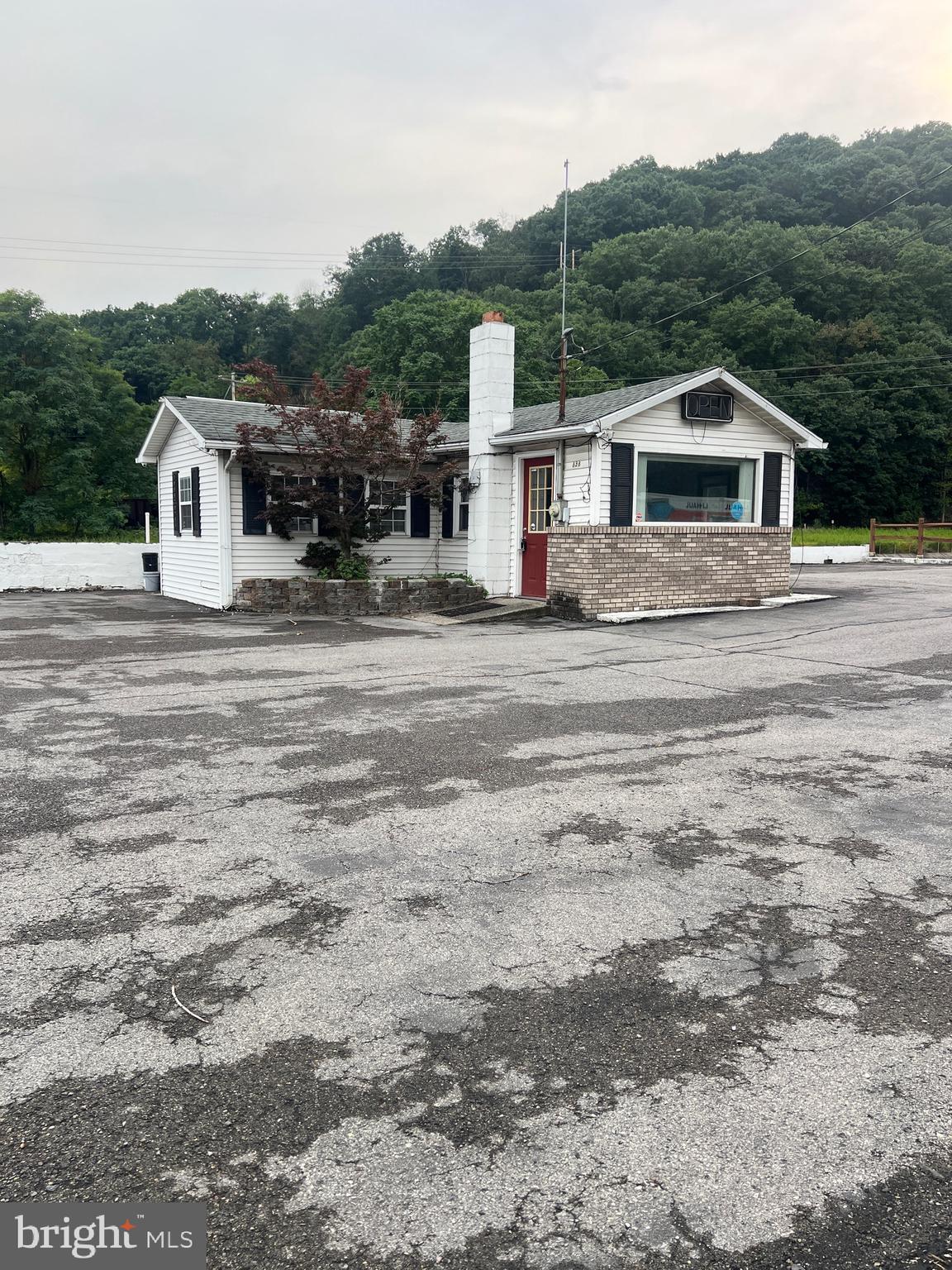 828 N MECHANIC STREET