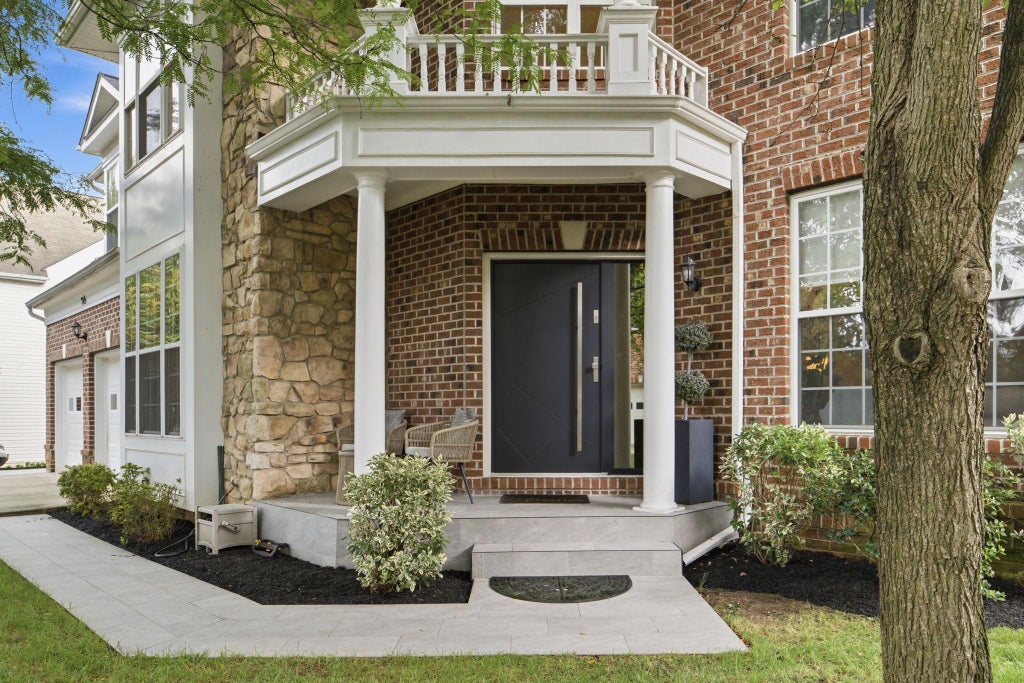Photo of 705 N Ashton Street, ALEXANDRIA, VA 22312 (MLS # VAAX2064496)