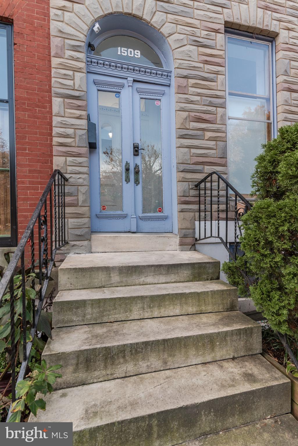 Beautiful, bright, classic renovation is walking distance to everything Baltimore has to offer the working professional. This 1 bed 1 bath top floor apartment includes, brand new appliances, stack able washer dryer in unit, massive back yard, and lovely park views. This Union Square community make this city living at its best!