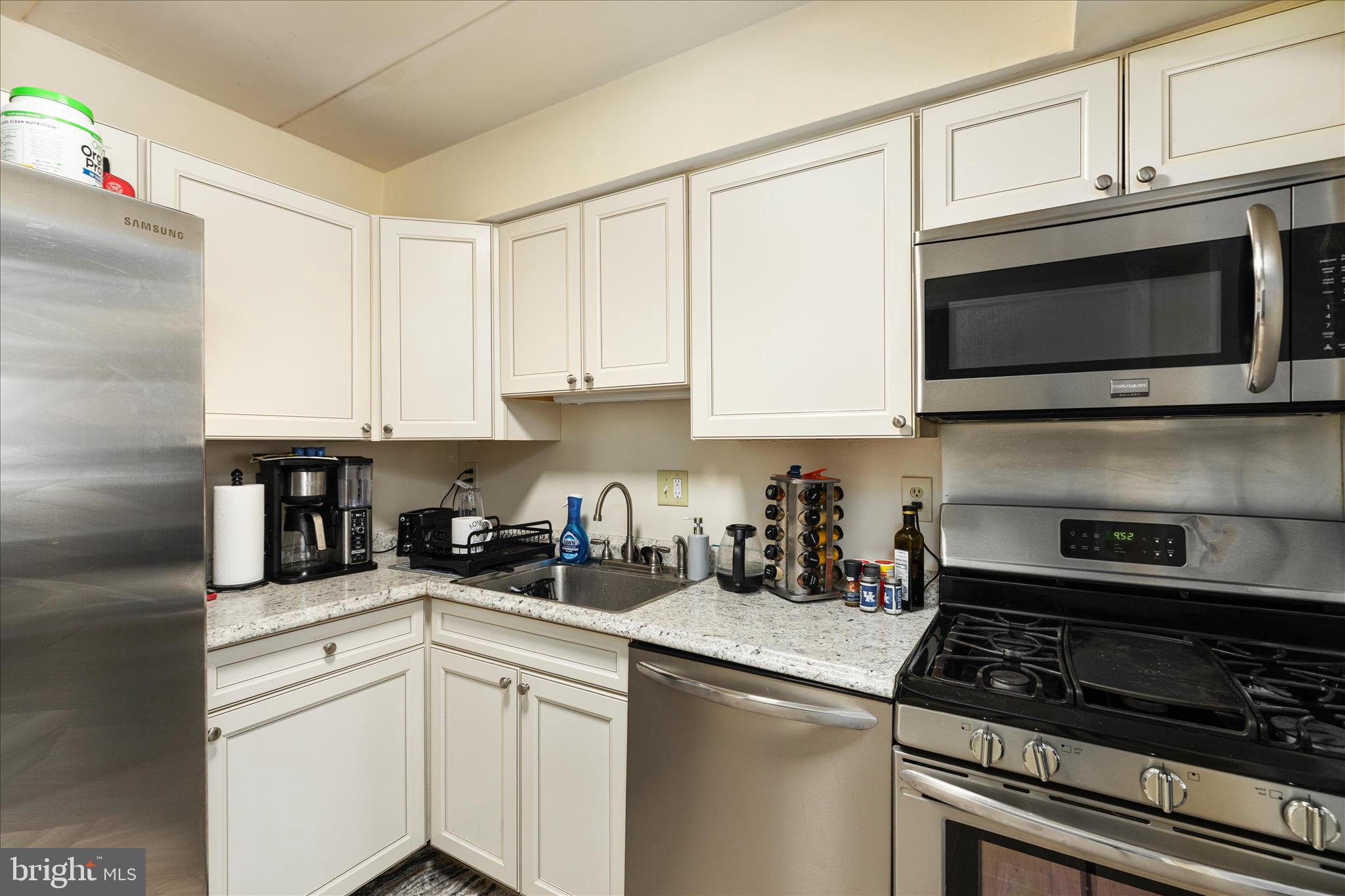 COUNTRY CLUB GREEN - Residential