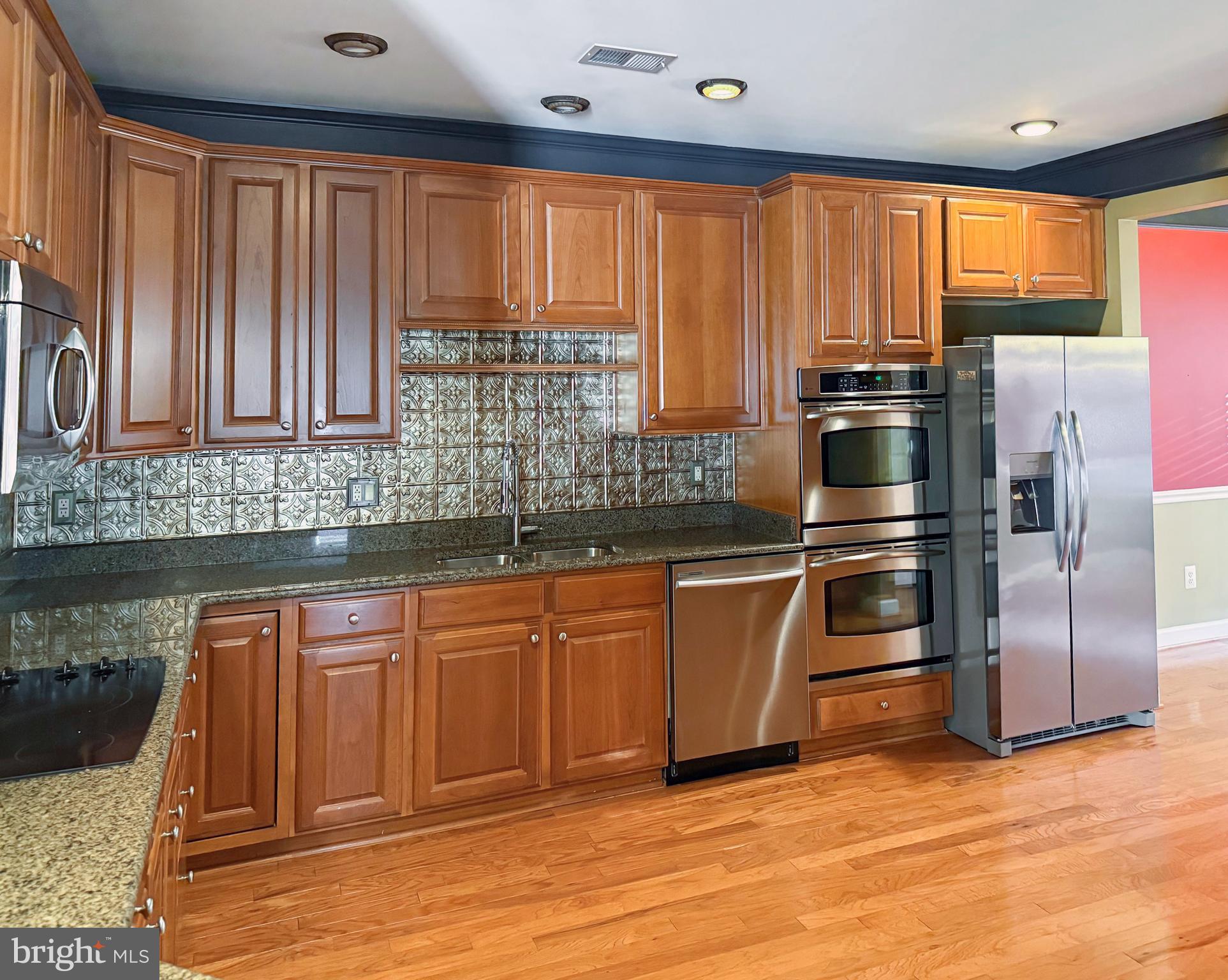 FOUR SEASONS - Residential