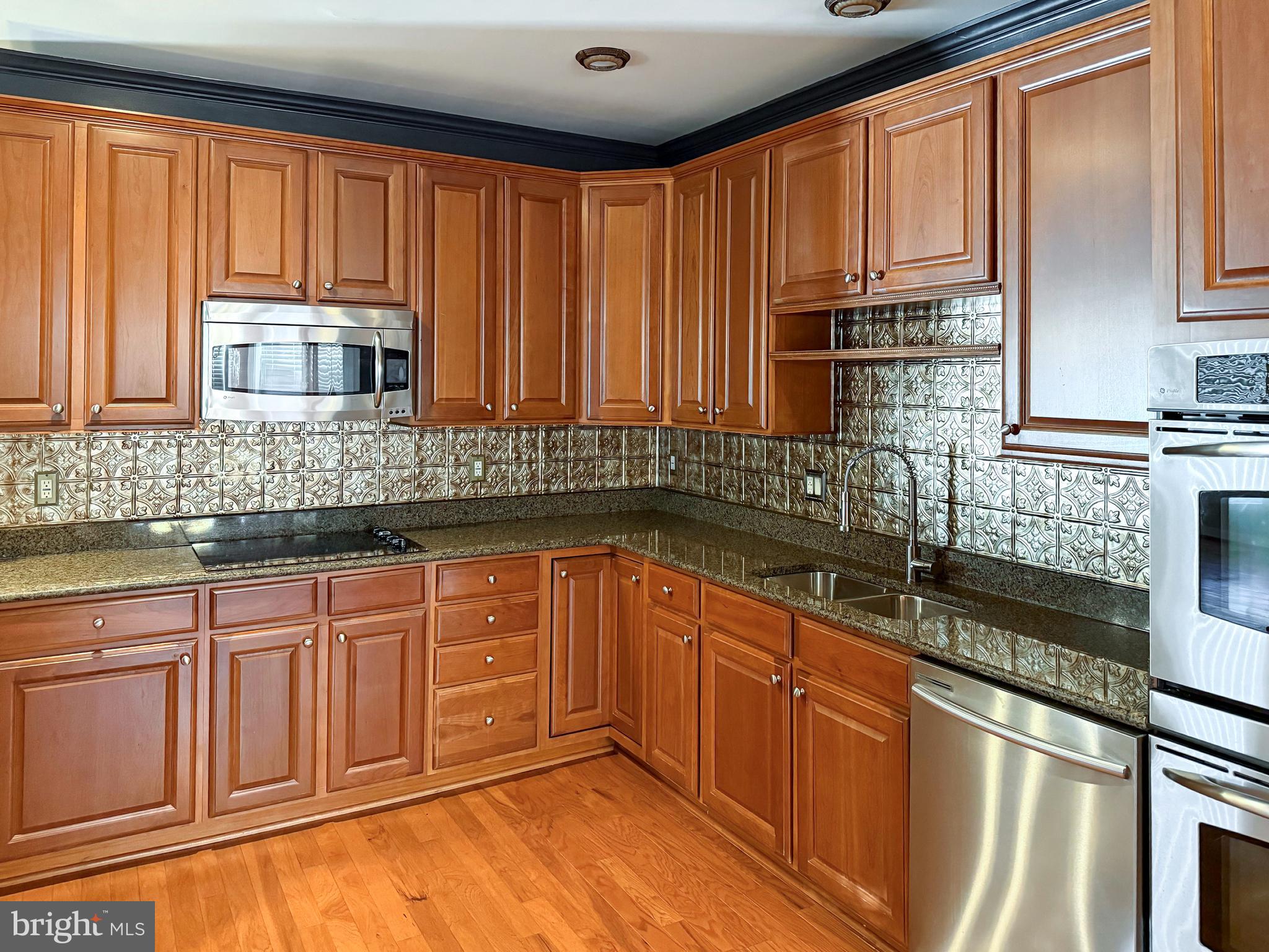 FOUR SEASONS - Residential