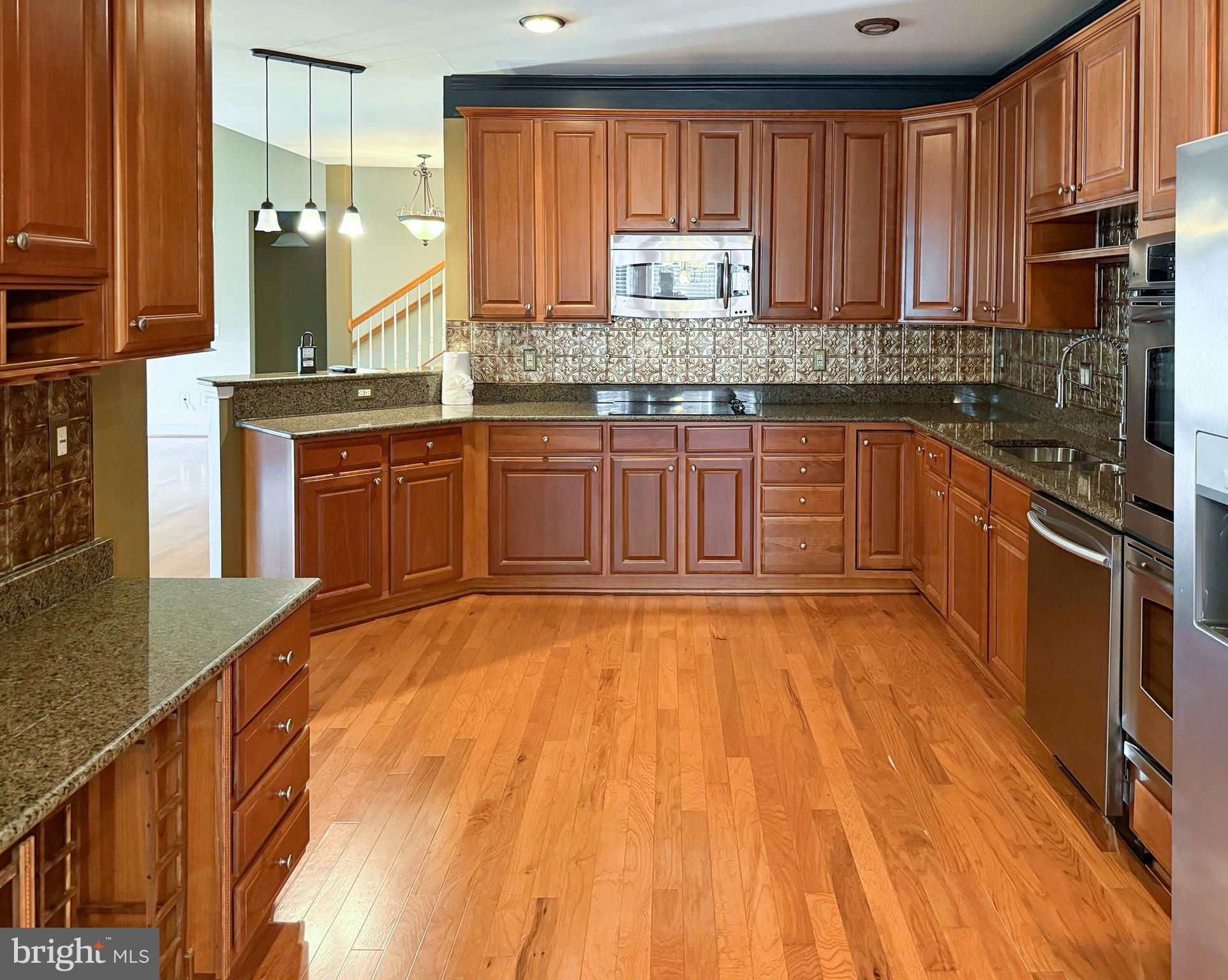 FOUR SEASONS - Residential