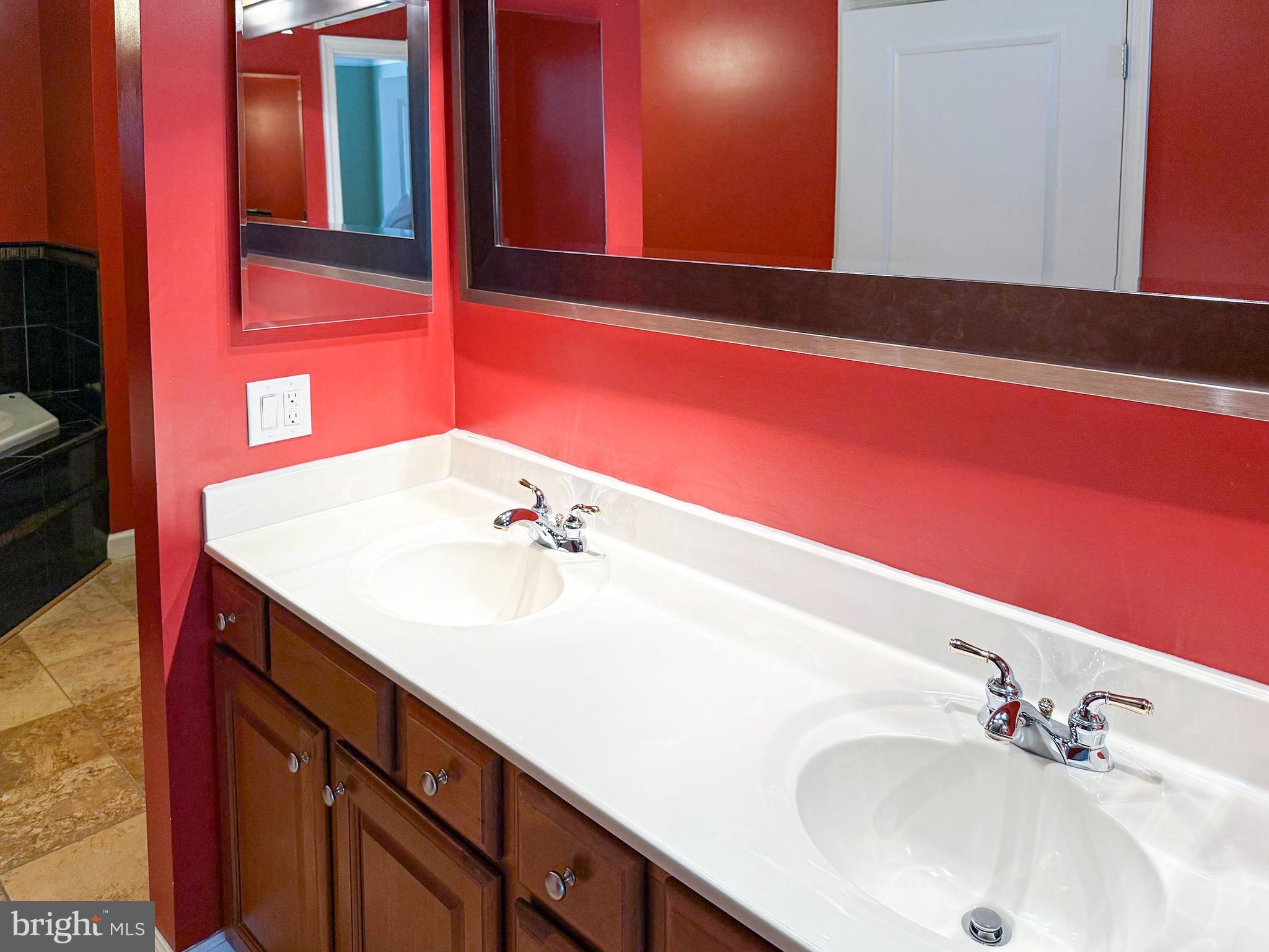 FOUR SEASONS - Residential