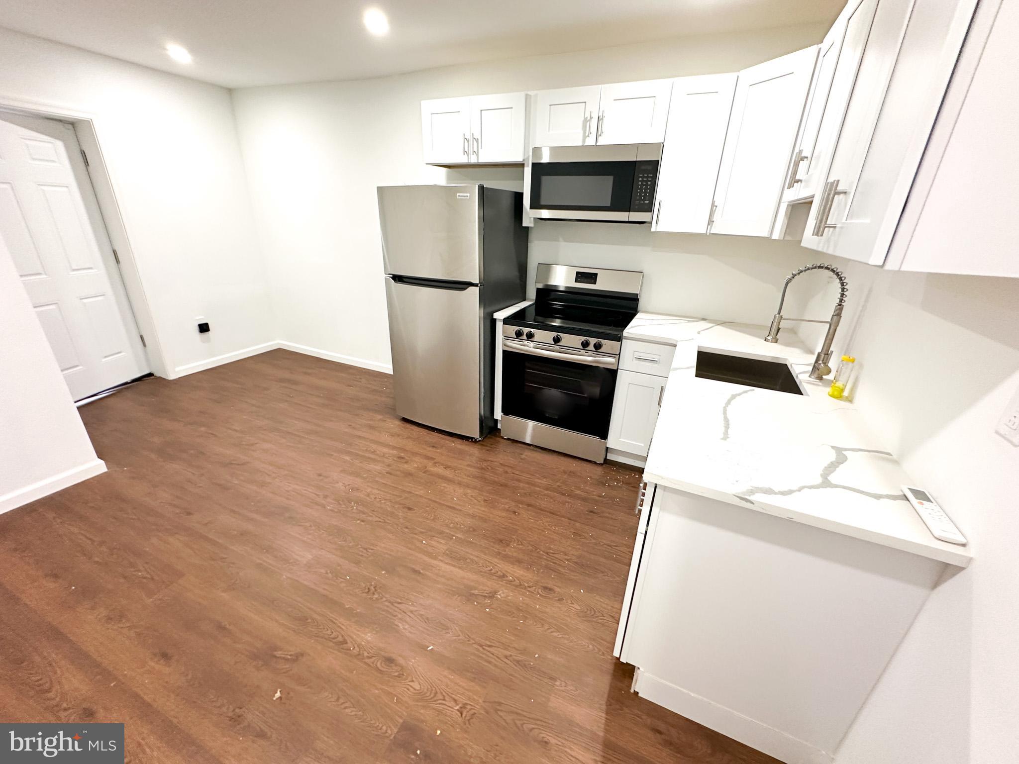 1 bedroom apartment located near Elmwood Park Philadelphia.
DEPOSIT FREE move in for qualified applicants!
Key Features:
- Full kitchen - Electric stove/oven, refrigerator, microwave.
- Dining space in kitchen.
- Access to balcony through bedroom.
- Split system AC/heating. Electric water heater.
- Washer/dryer.
- Unfinished basement.
- Convenient location near local amenities and schools.
Requirements:
- $55 non-refundable application fee per applicant.
- To move in you must have the 1st month's rent + last month's rent + security deposit = $3000
- Proof of stable monthly income of 3x Monthly Rent
- Proof of renter's insurance or automatically enroll in renter's insurance at $10.95 per month
- Resident Benefit Package is included with every lease at an additional monthly fee.
- Monthly water fee $40.
Pet Policy: Cats & Dogs allowed subject to pet screening and additional one time pet fee and monthly pet fee.