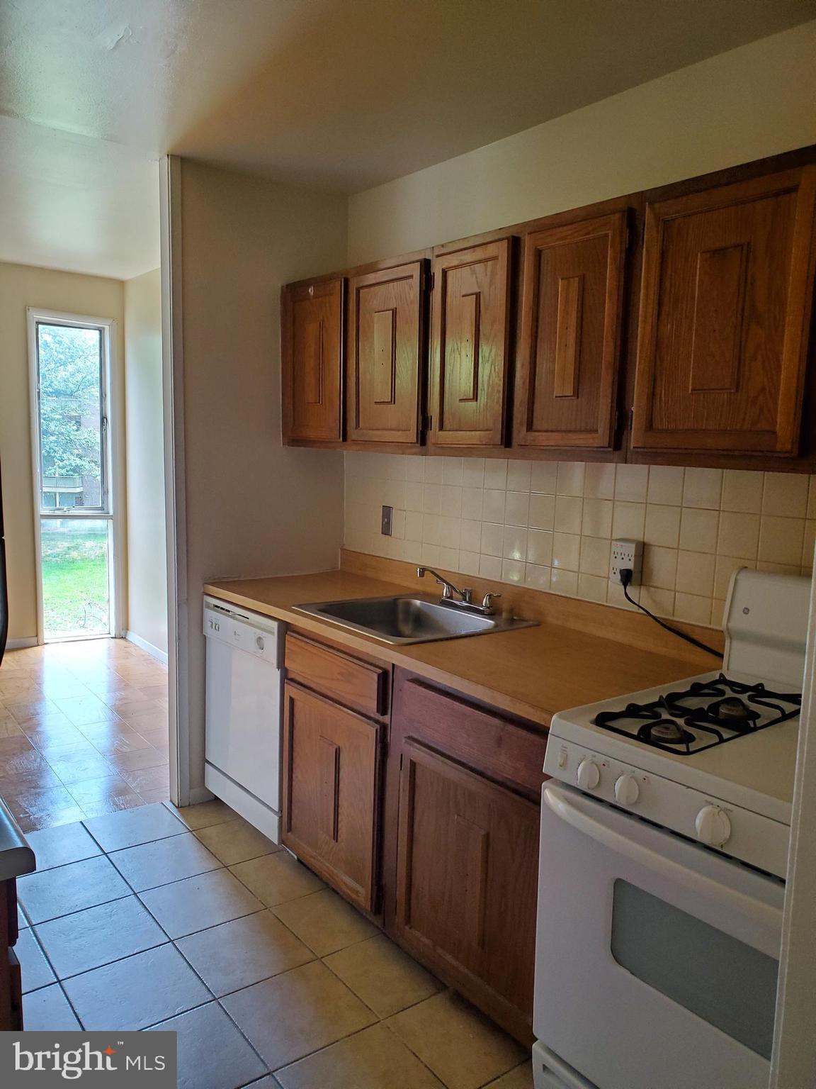 HOLLY HILL CONDOMINIUMS - Residential Lease