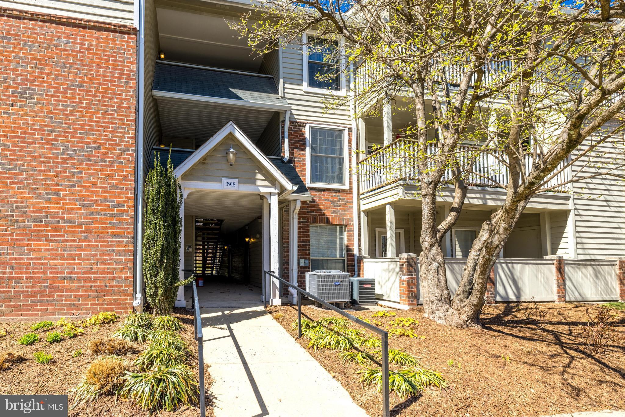 PENDERBROOK SQUARE CONDOMINIUMS - Residential Lease