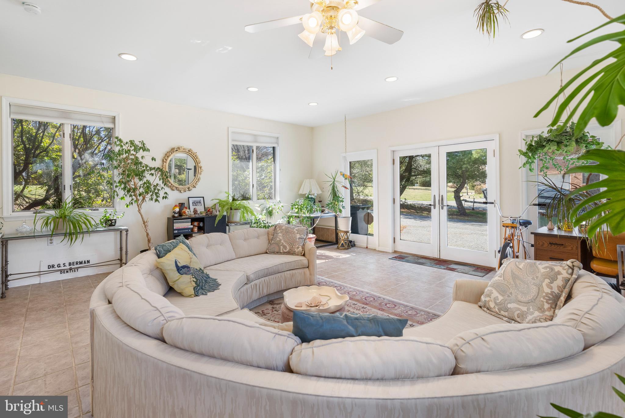 KNOLLCREST MANOR - Residential