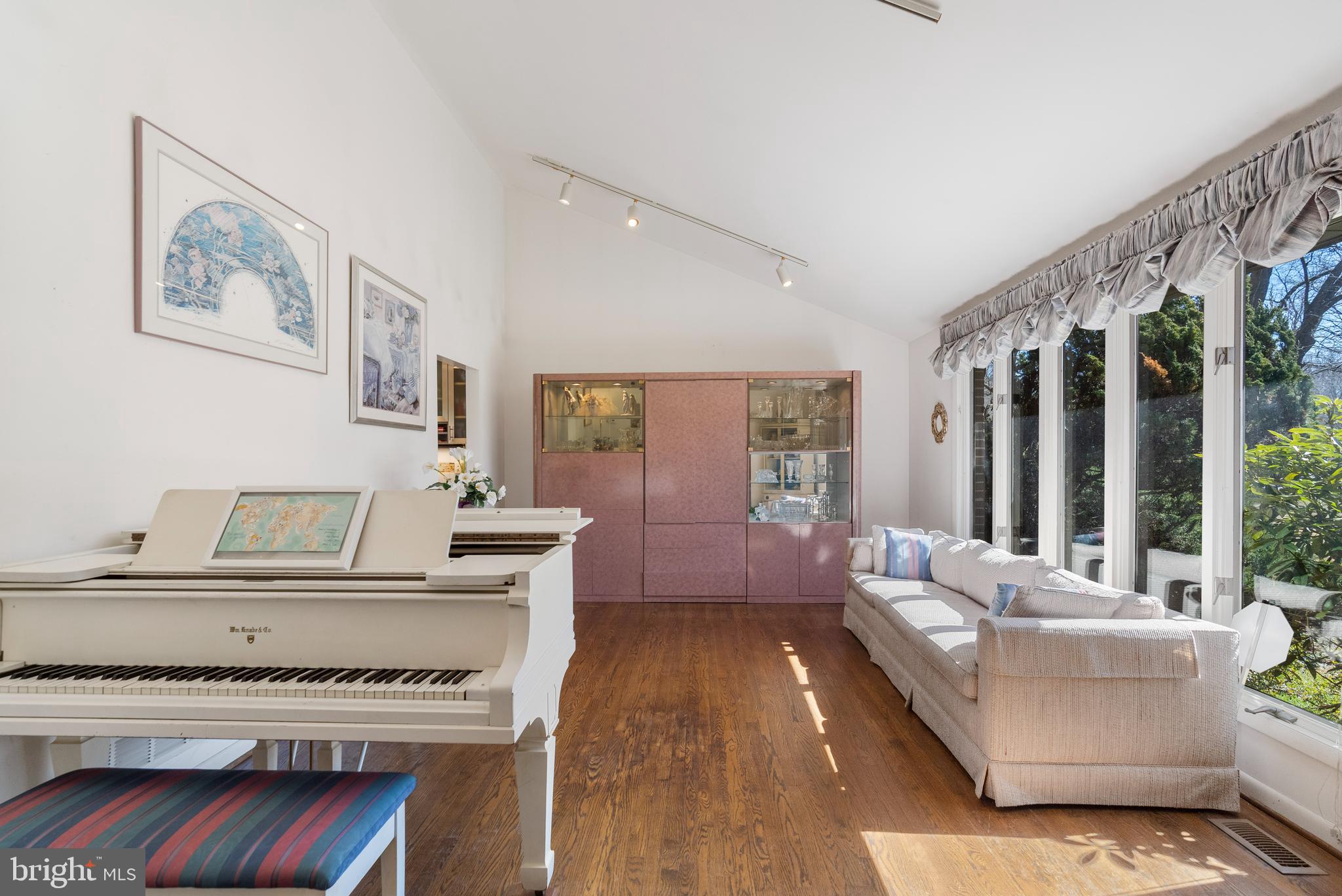 KNOLLCREST MANOR - Residential