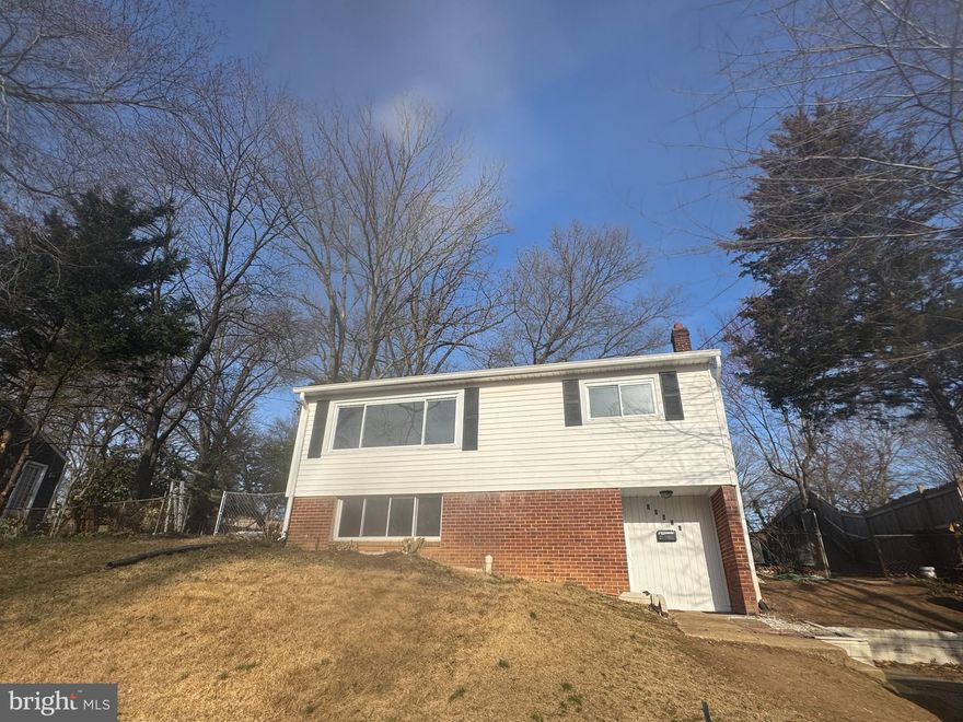 Single family home in Woodbridge - updated kitchen, stainless steel appliances, new paint, new countertop,  new carpet, New LVP floor, hardwood floors, big redone  deck out of the kitchen, large backyard, fenced - Updated baths, built in shelves in the family room.   Dog  -up to 40LBS with 400.00 non refundable security deposit and 50.00 every month more.