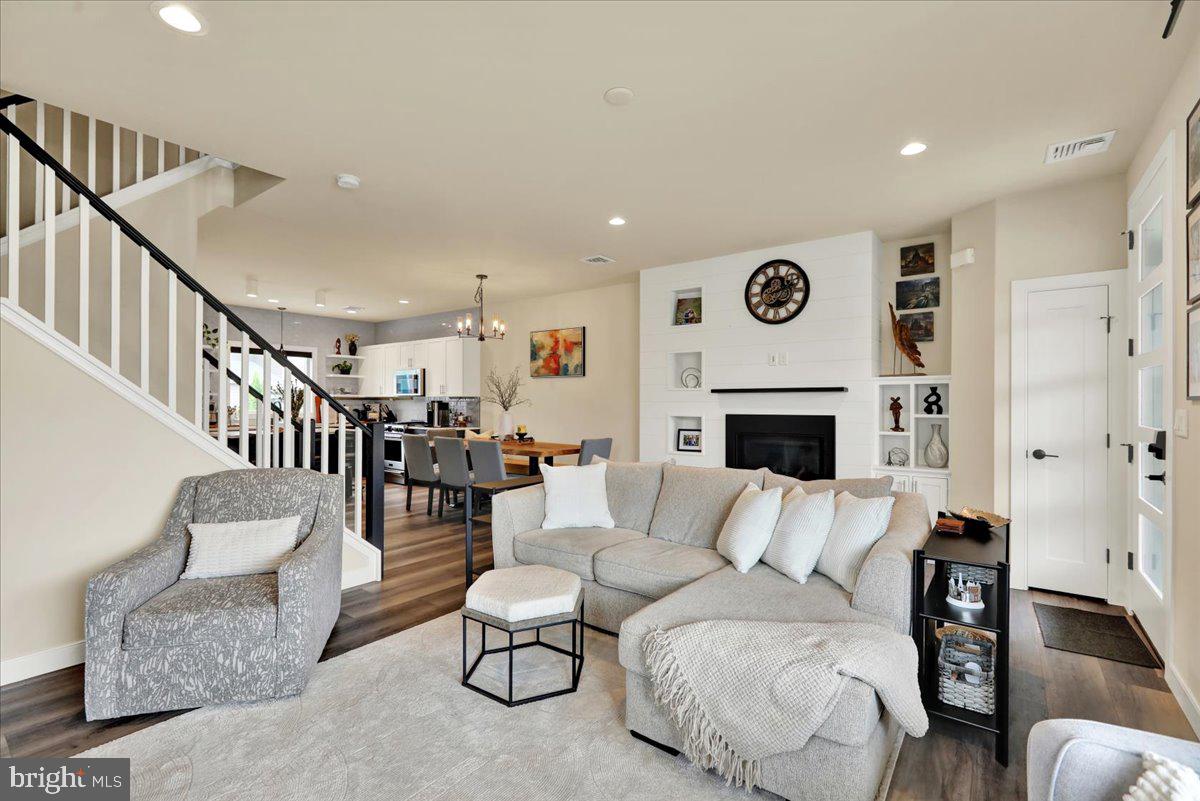 1402 BARRINGTON DRIVE