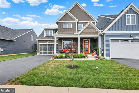 Photo of 1402 Barrington Drive, MOUNT JOY, PA 17552 (MLS # PALA2074386)