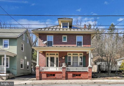 Photo of 30 W MAIN ST, ADAMSTOWN, PA 19501 (MLS # PALA2031706)