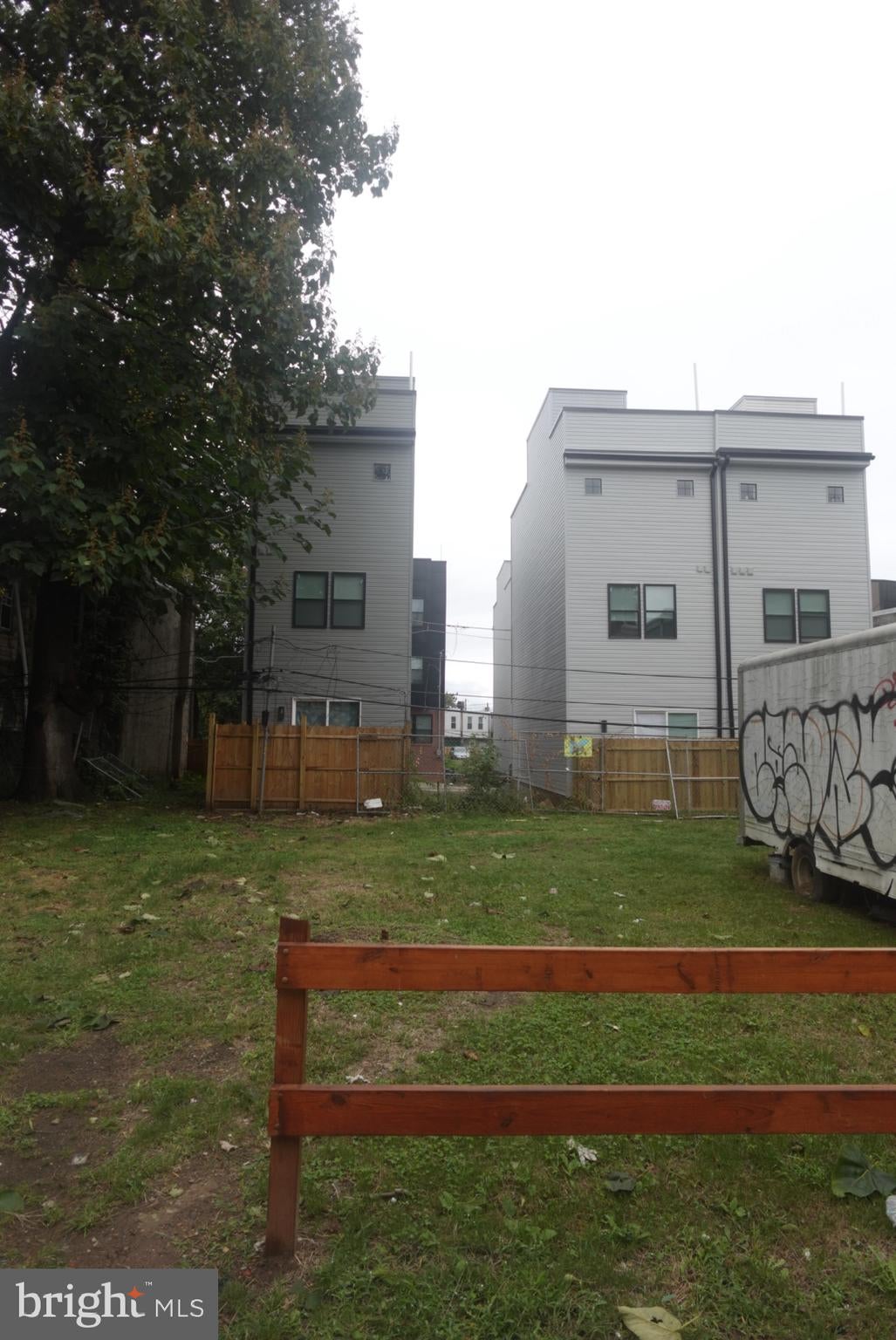 1019 W MONMOUTH STREET