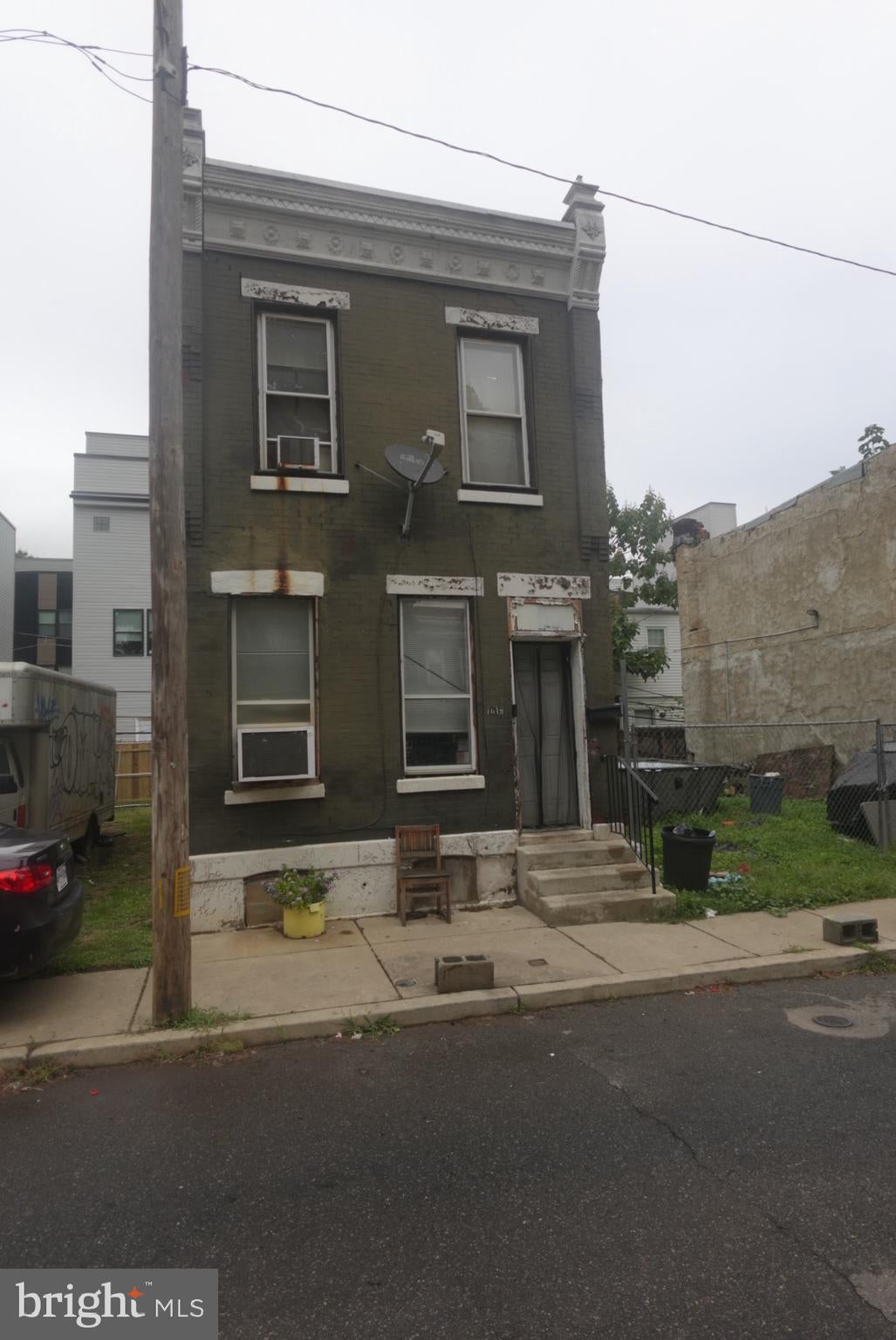 1019 W MONMOUTH STREET