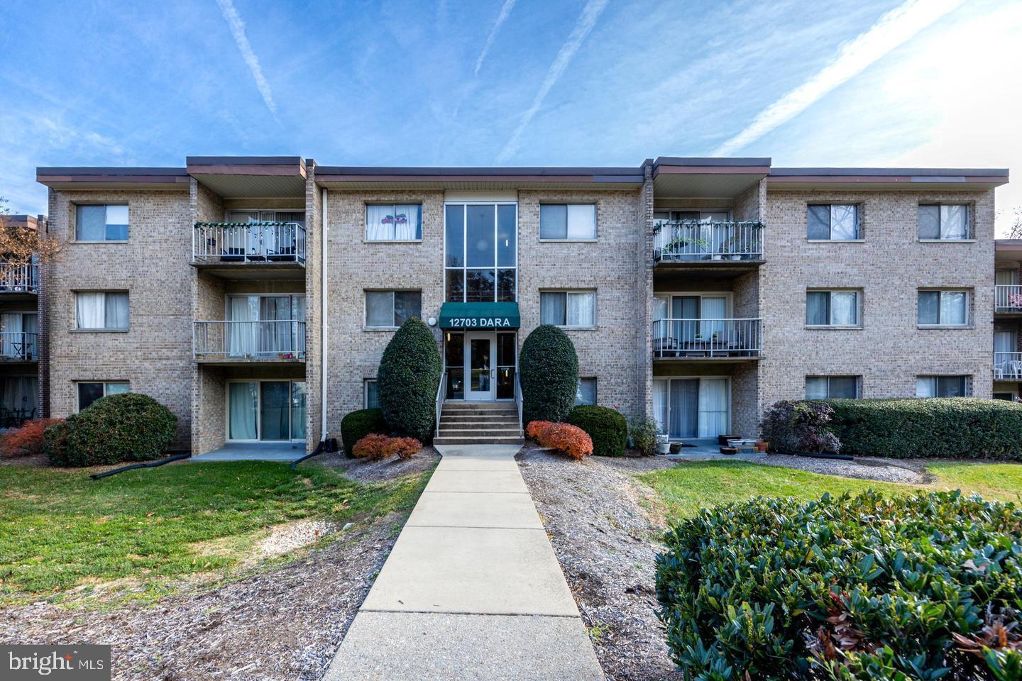 ALL UTILITES INCLUDED!! THIRD FLOOR 1 BEDROOM 1 BATHROOM FEATURES LUXURY VINYL PLANK, UPDATED KITCHEN WITH GAS COOKING, SPACIOUS LIVING ROOM AND SEPARATE DINING ROOM, PRIVATE BALCONY WITH A LOVELY VIEW, CEILING FANS, PLUS COMMUNITY AMENITIES INCLUDING A POOL AND TOT LOT. CONVENIENTLY LOCATED NEAR THE QUAINT TOWN OF OCCOQUAN, FT. BELVOIR, MAJOR HIGHWAYS, COMMUTER OPTIONS, SHOPPING, RESTAURANTS, PARKS AND MORE!!
QUALIFYING REQUIREMENTS - 640+ CREDIT SCORES, LOW DEBT TO RENT AND DEBT TO RENT RATIOS OF 30% OR LESS, RENTAL HISTORY WITH ALL PAYMENTS ON TIME, CLEAR BACKGROUND CHECK. $50.00 APP FEE PER ADULT - $44.95 MONTHLY RESIDENTS BENEFITS PACKAGE.