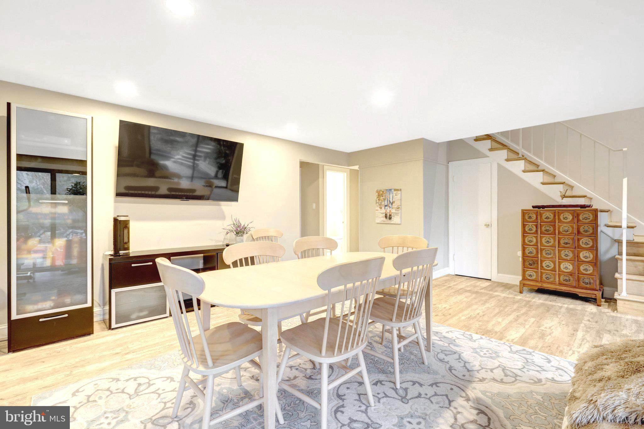 ROLLING MEADOWS - Residential Lease