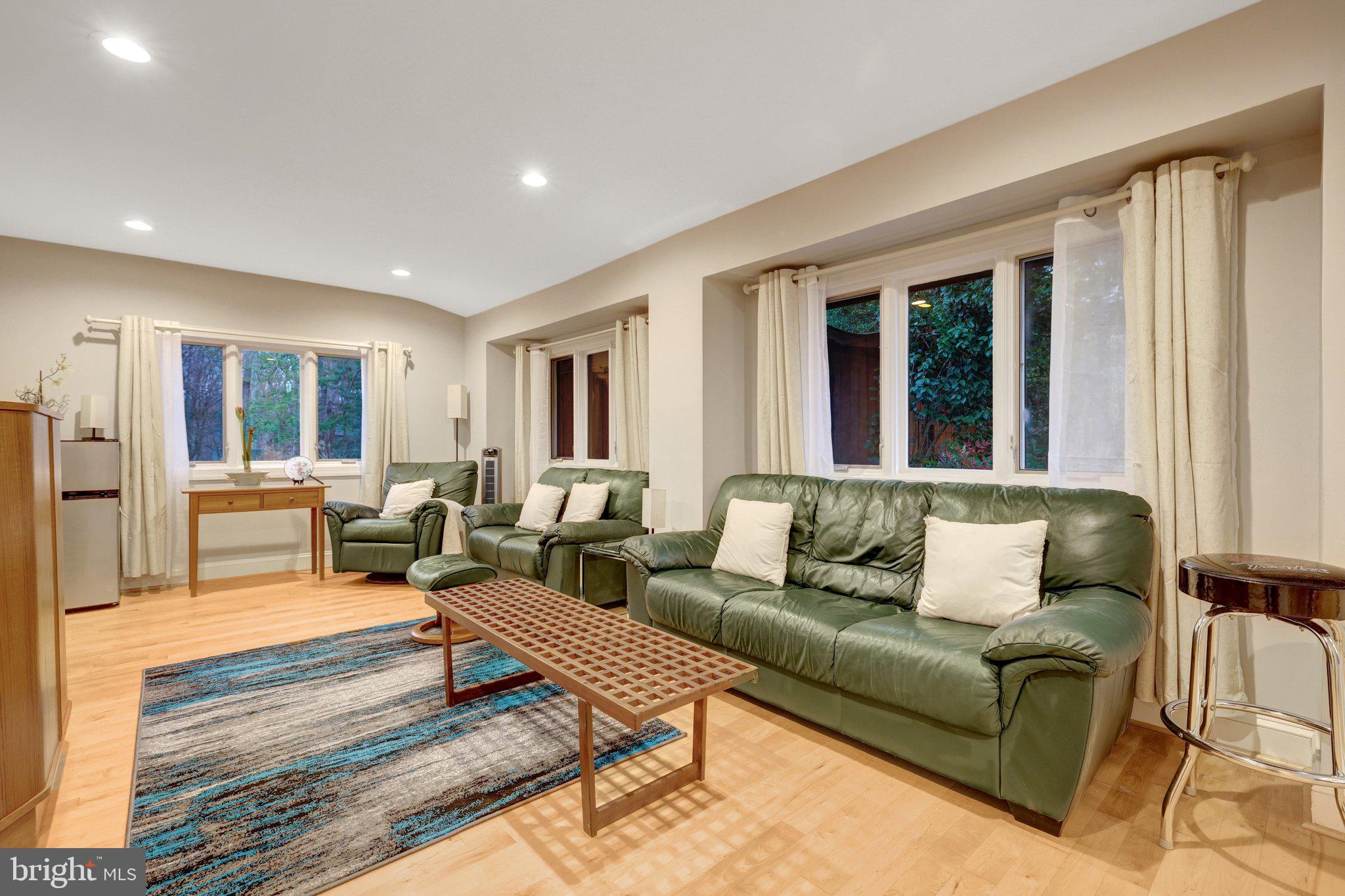 ROLLING MEADOWS - Residential Lease