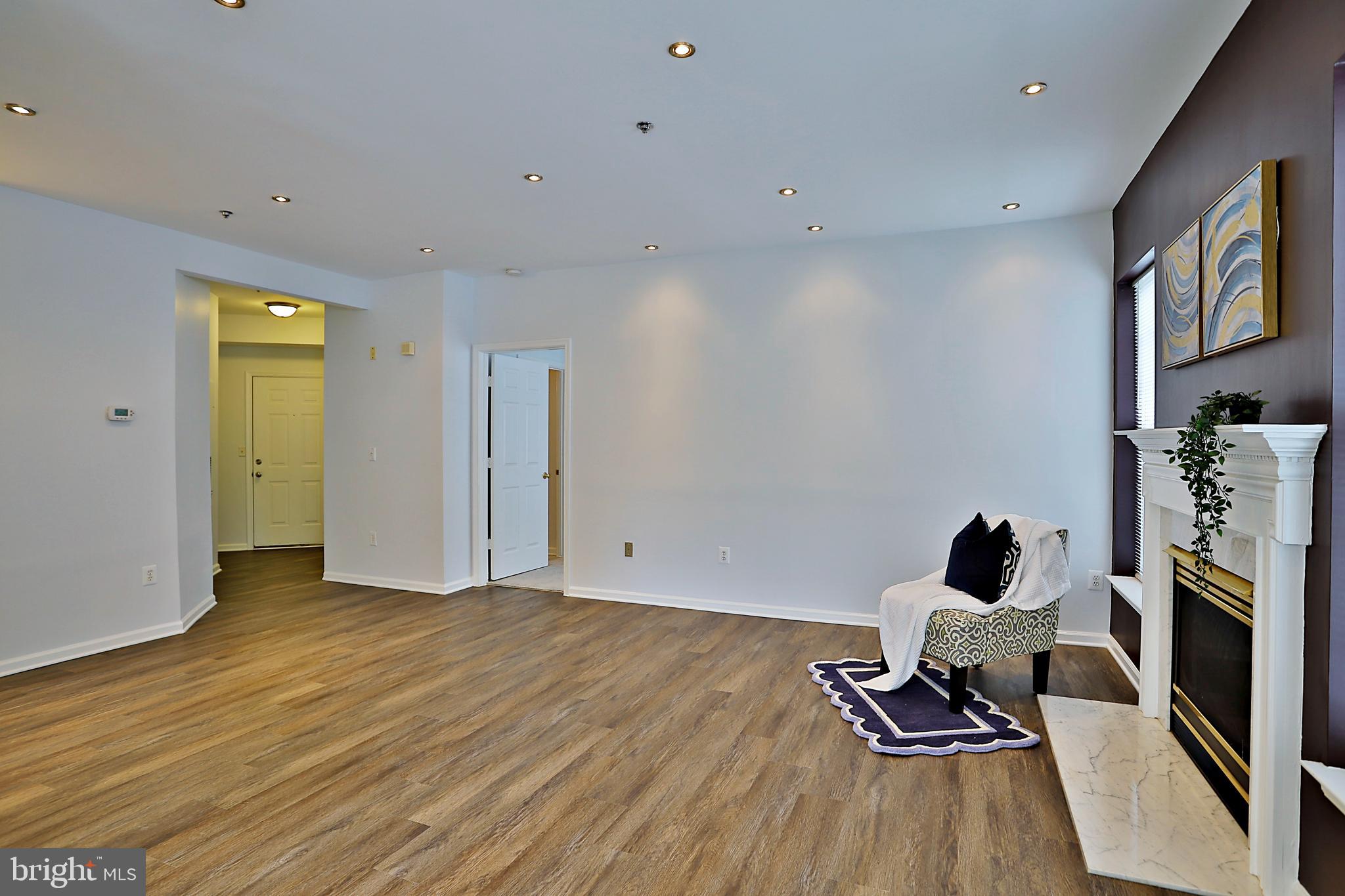 FOUNDERS WALK - Residential